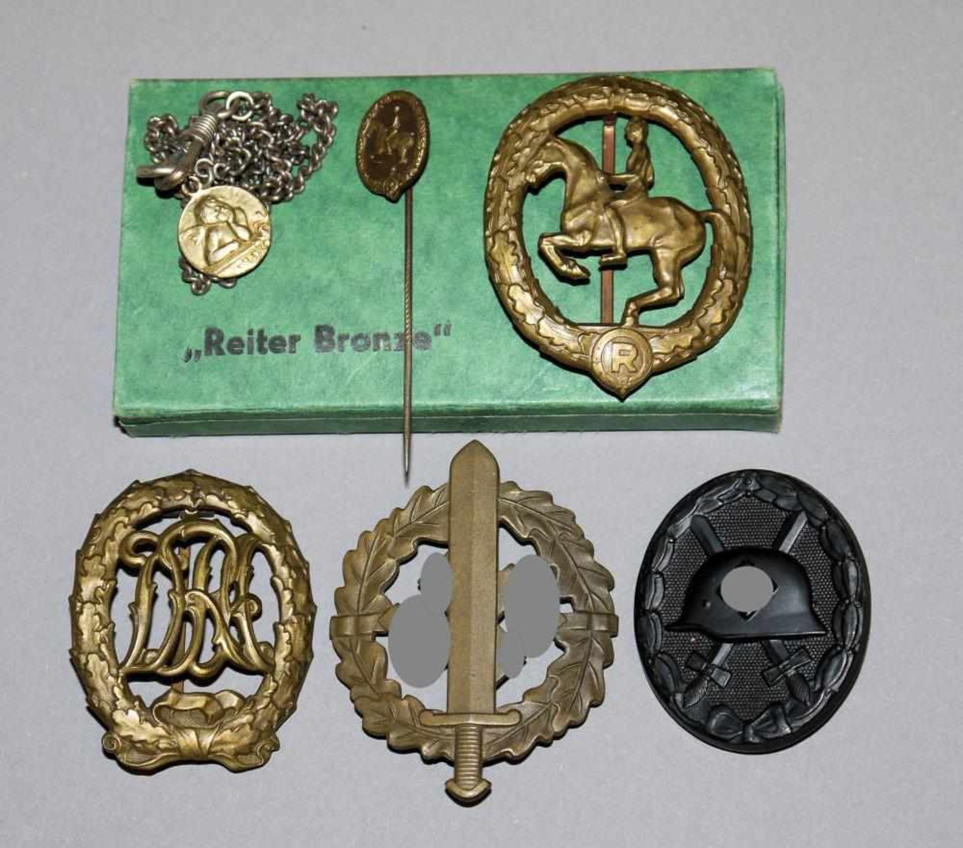 Kleiner Ordens-Nachlass, WK II Reiter-Abzeichen, Bronze mit Miniatur in Original-Schachtel; SA-