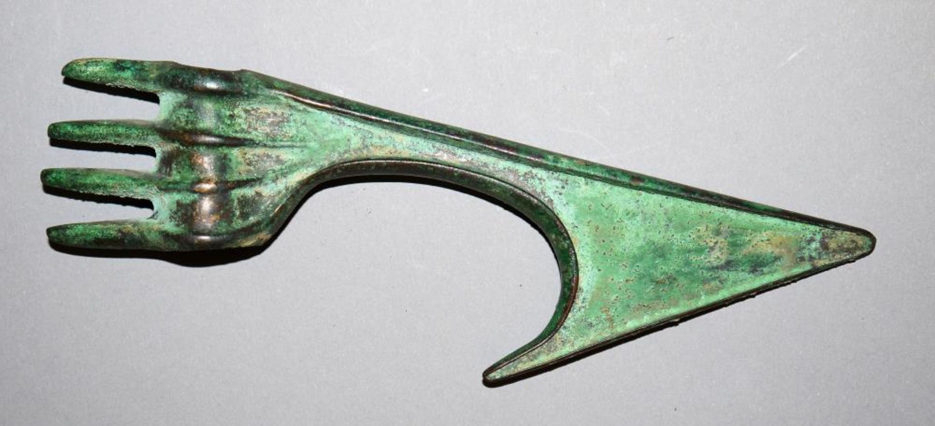 Axtklinge aus Bronze, Luristan, Persien, ca. 12. – 7. Jh. v. Chr. Spitze zulaufende und