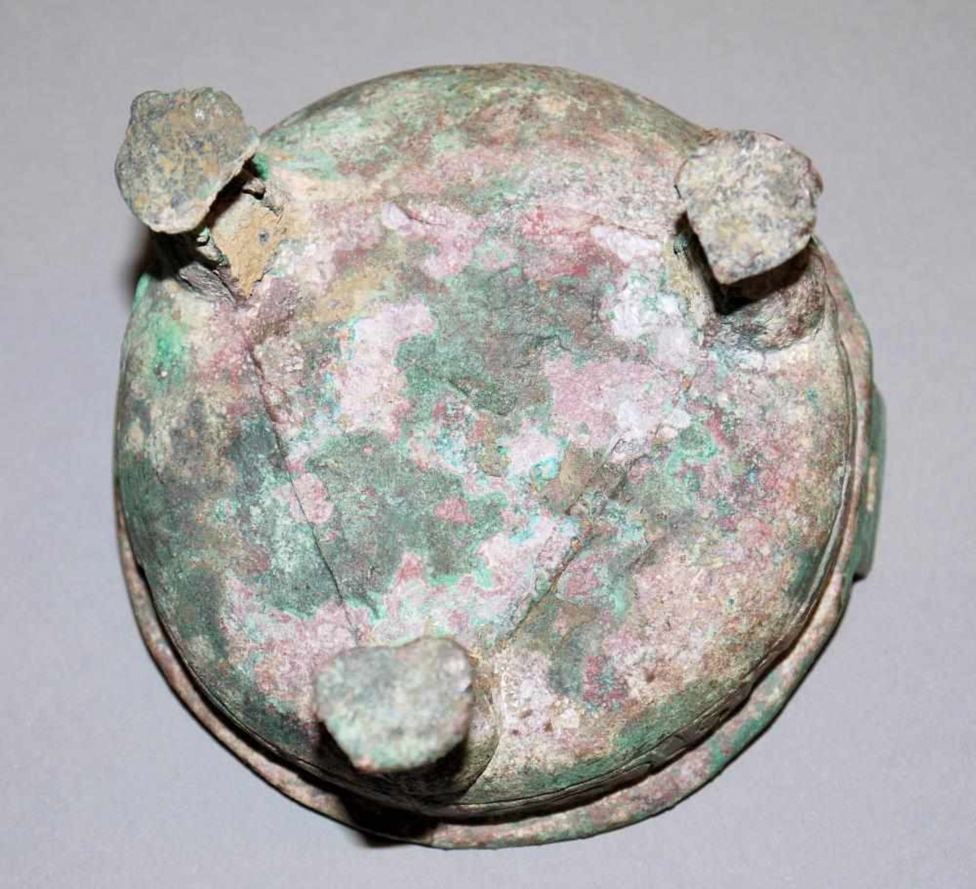 Dreifußgefäß Ding aus Bronze, Östl. Zhou-Dynastie, China, 8. – 3. Jh. v. Chr. Kleines Gefäß der Form - Image 3 of 3
