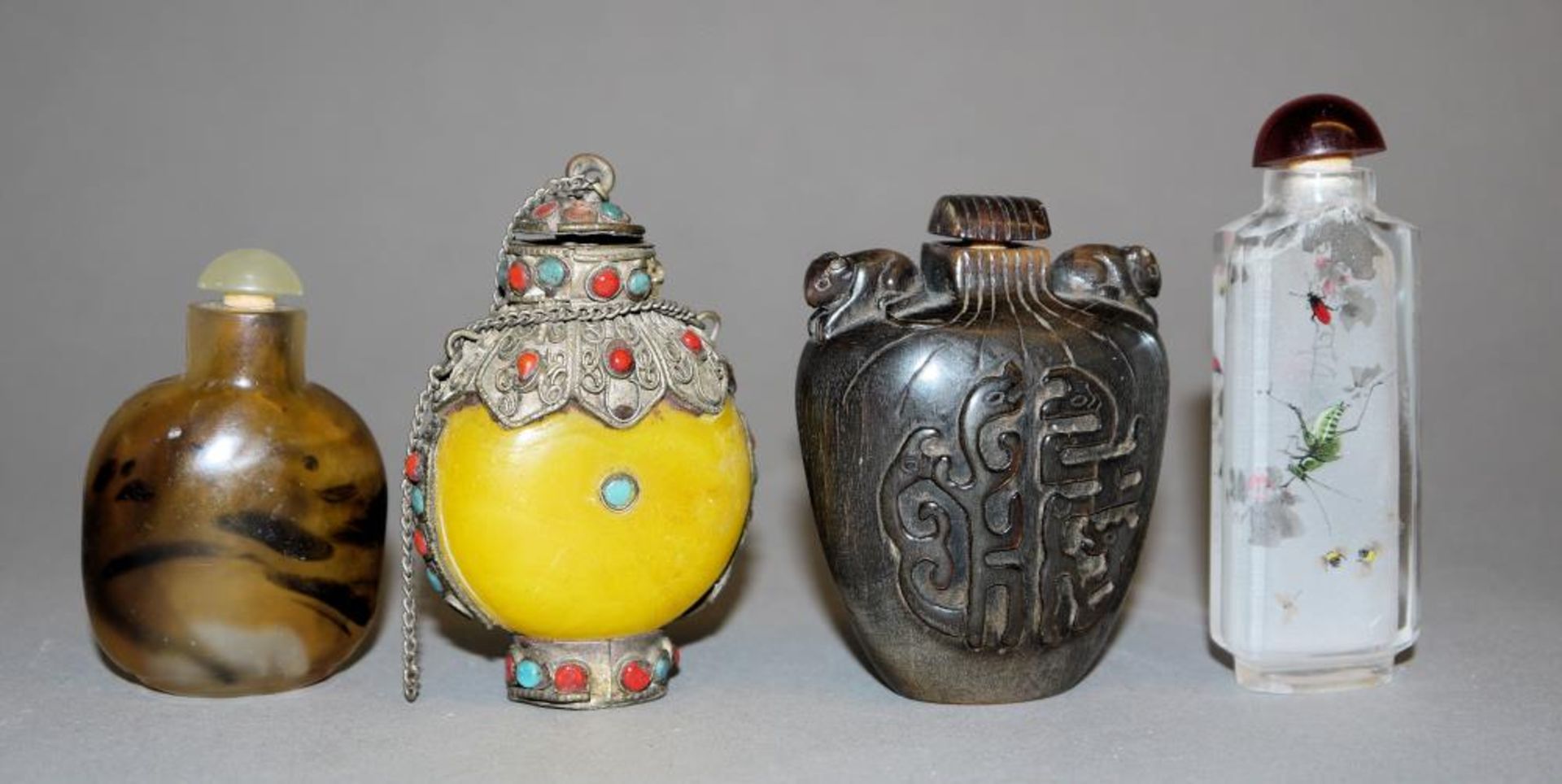 Vier chinesische Snuffbottle, 19. & 20. Jh. Flasche in Achat-Glas, 19. Jh., H 6 cm, Flasche aus