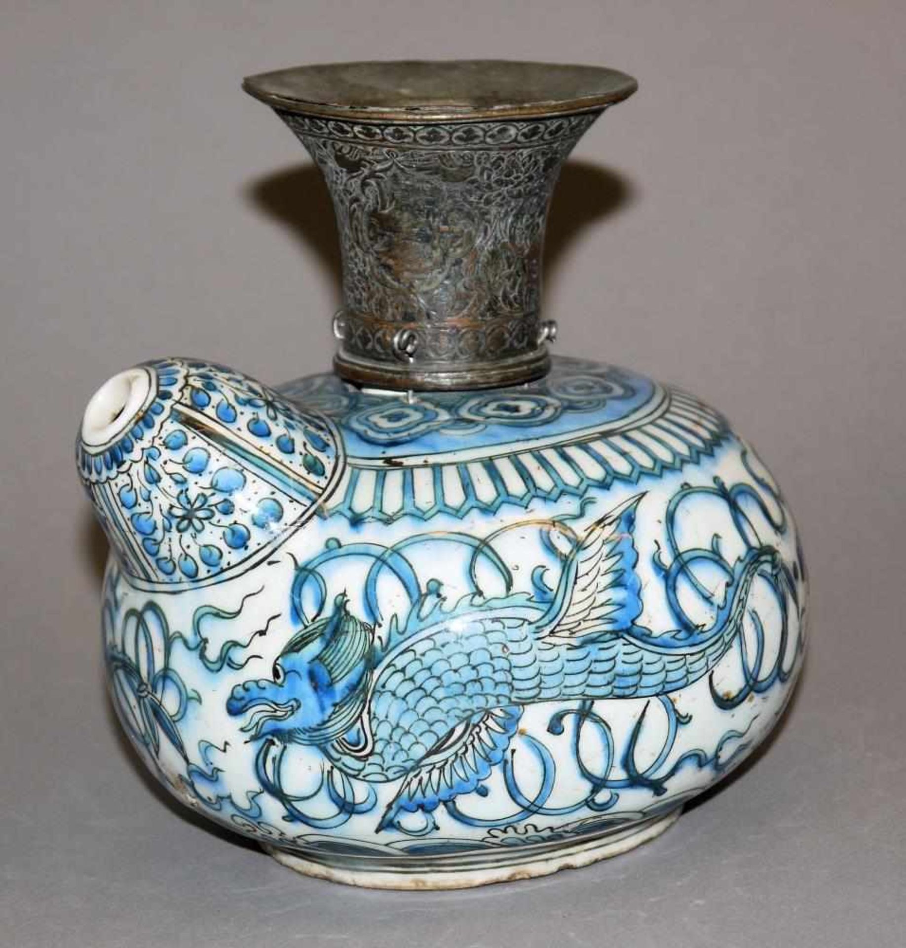 Chinoiserie-Kendi der Safawiden-Zeit, Persien 17. Jh. Blauweiß-Wassergefäß aus Steingut mit