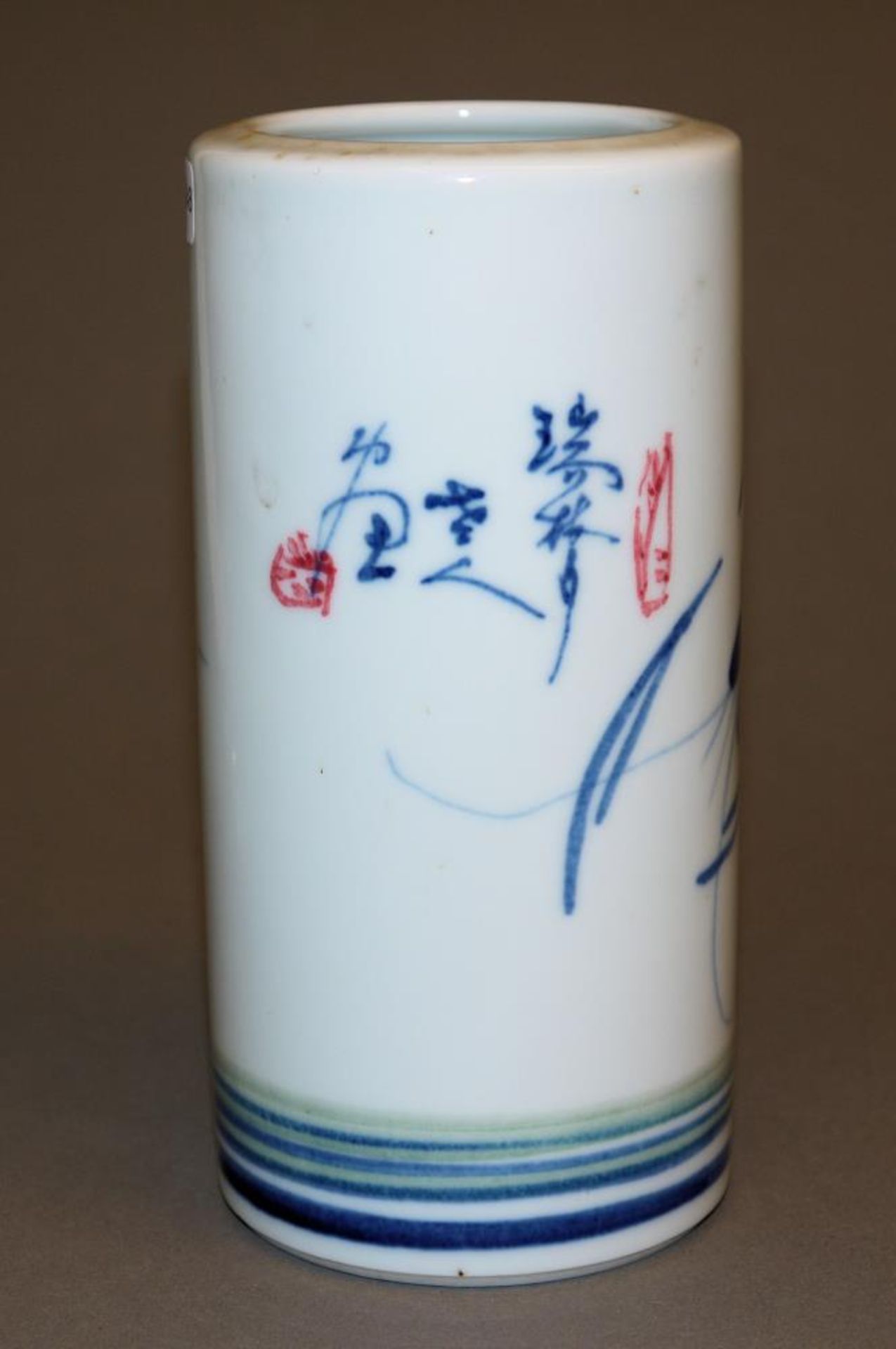 Blauweiß-Pinselbecher in Art des Qi Baishi, China 20. Jh. Zylinderbecher aus Porzellan, im Stil - Image 2 of 3