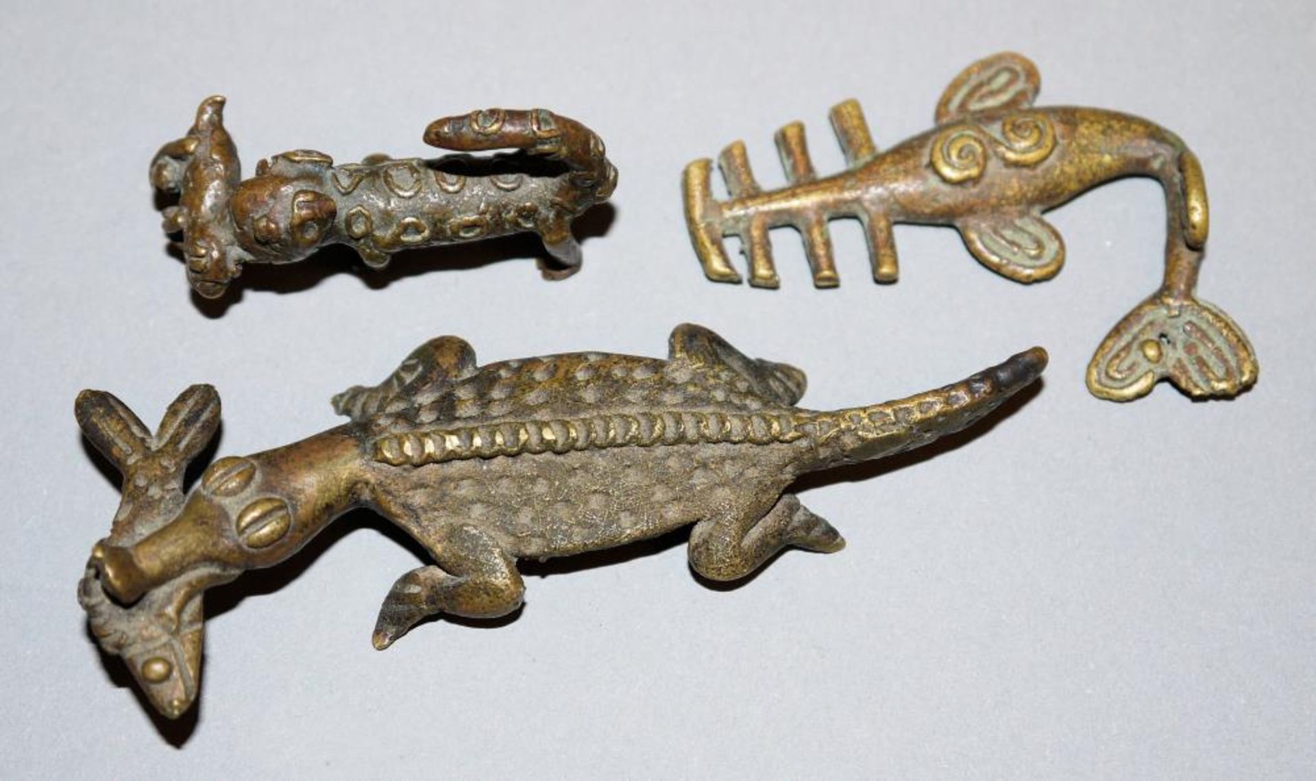Drei Goldstaub-Gewichte der Akan/Ashanti, Ghana & Pfeifenstock der Dogon, Mali Ein Leopard trägt - Image 2 of 2