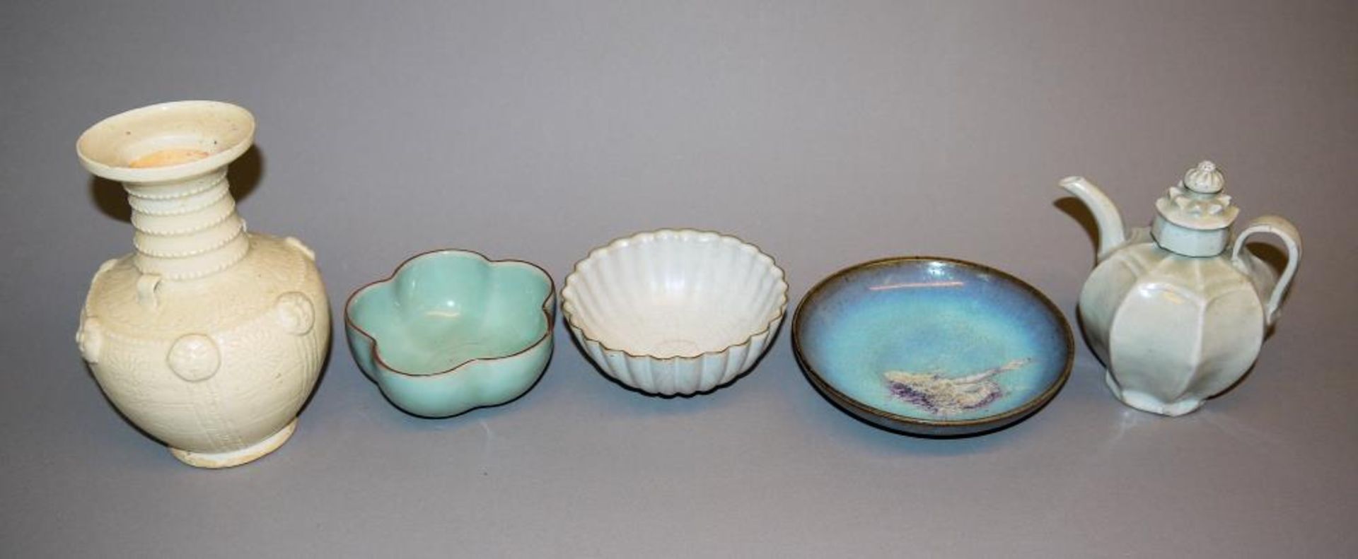 Fünf chinesische Keramiken im Stil der Song-Periode Kännchen mit Seladonglasur, H 14,5 cm; Vase