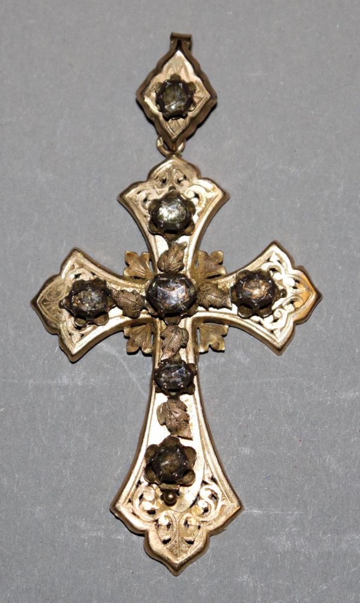 Kreuz-Anhänger mit Diamanten, Gold, Frankreich, 19. Jh. 18kt Gelbgold, gepr., besetzt mit 7