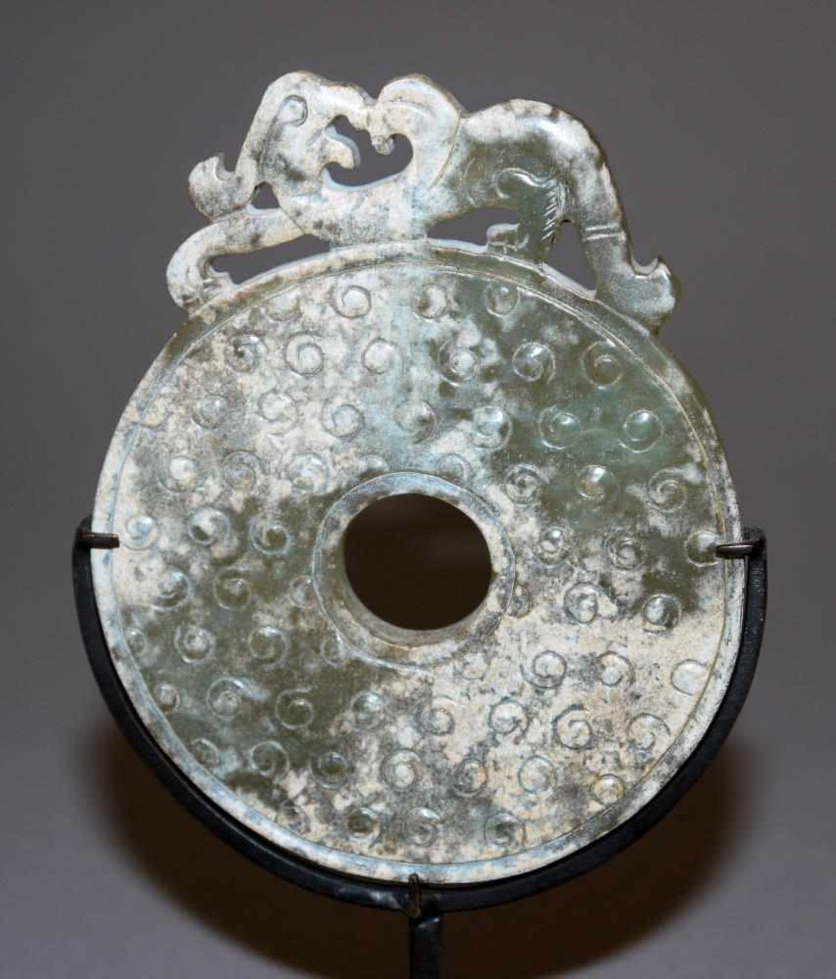 Drachen und Bi-Scheibe aus Jade, wohl Zeit der Streitenden Reiche, China 5. – 3. Jh. v. Chr. Drachen - Image 2 of 4