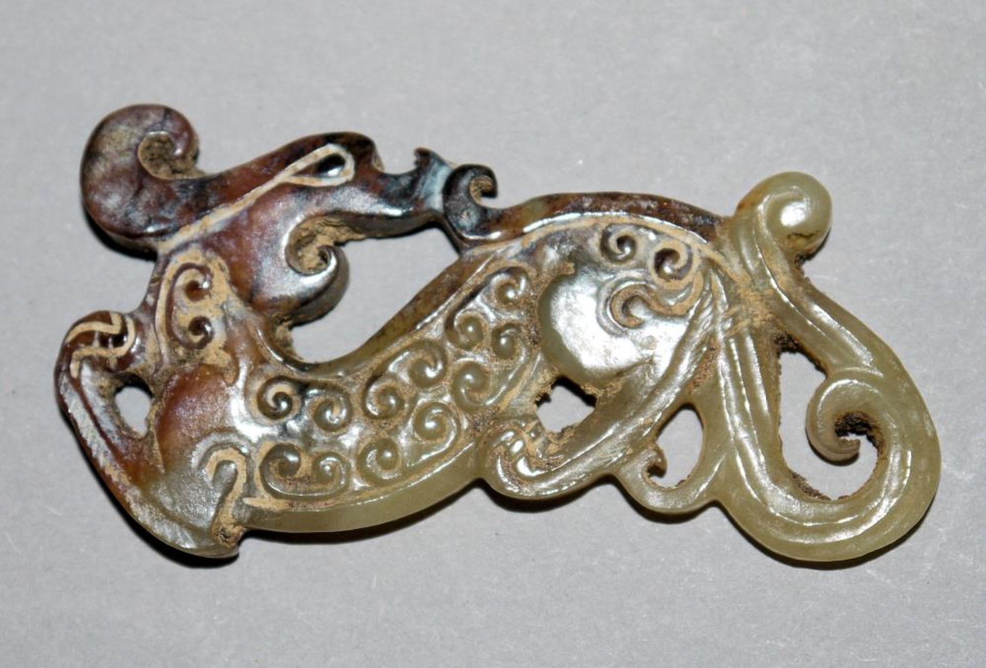 Drachen und Bi-Scheibe aus Jade, wohl Zeit der Streitenden Reiche, China 5. – 3. Jh. v. Chr. Drachen - Image 4 of 4