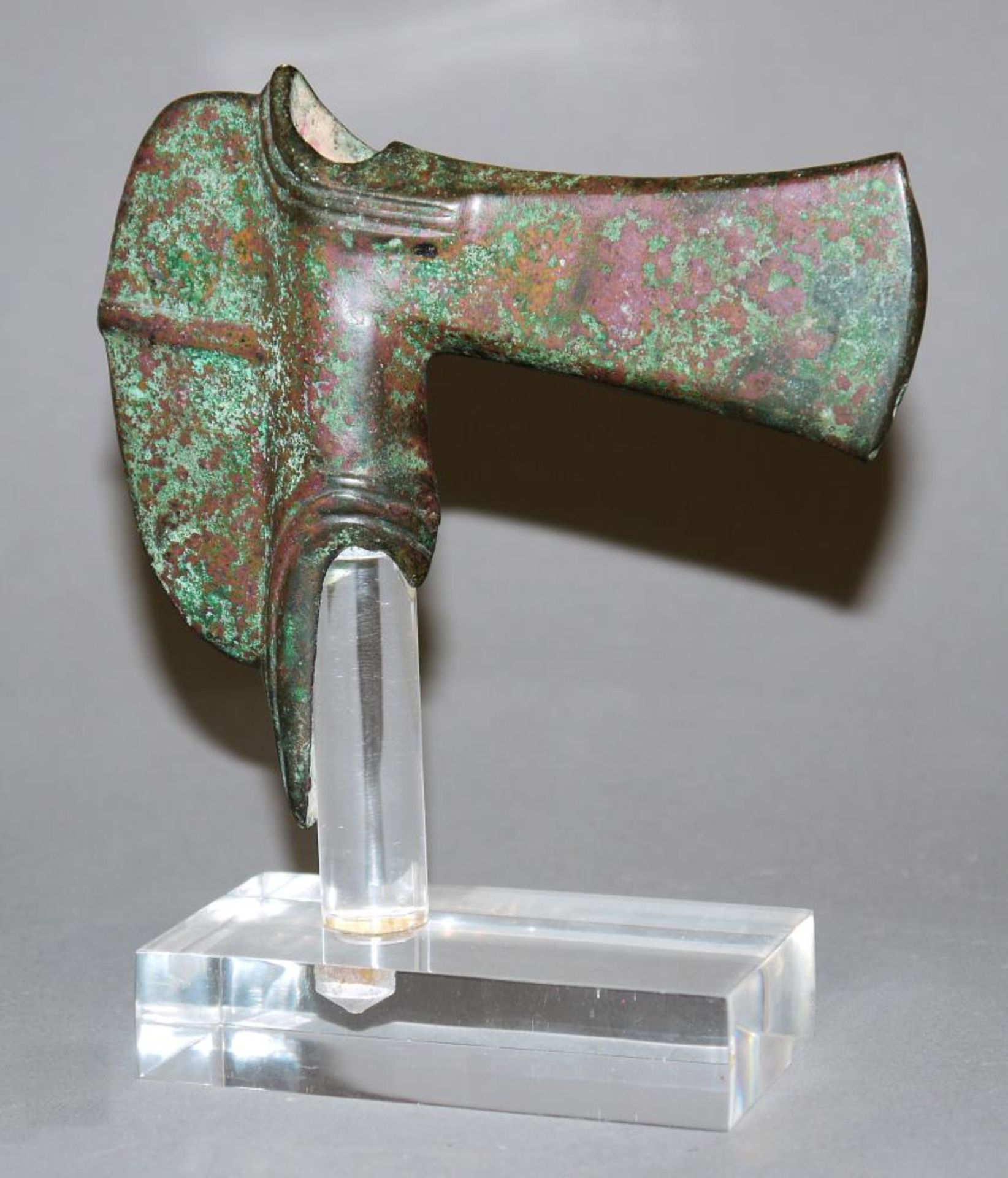 Axtklinge aus Bronze, Luristan, Persien, ca. 12. – 7. Jh. v. Chr. Bronzezeitliche Axt der Luristan- - Image 2 of 2