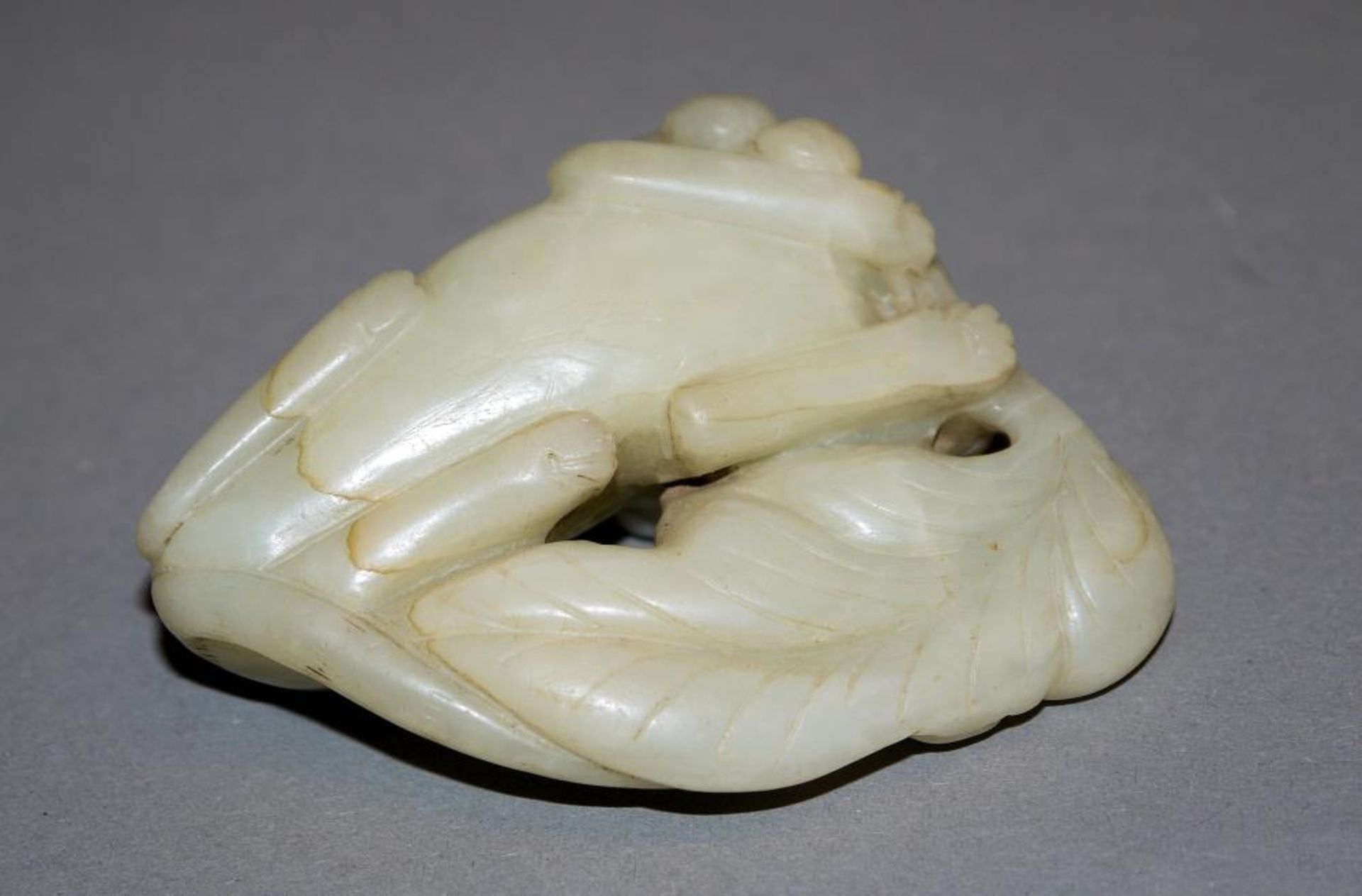 Siebenschläfer an Trauben, chinesisches Jade-Zierstück Der Nager von einem Traubenhenkel naschend, - Image 2 of 2