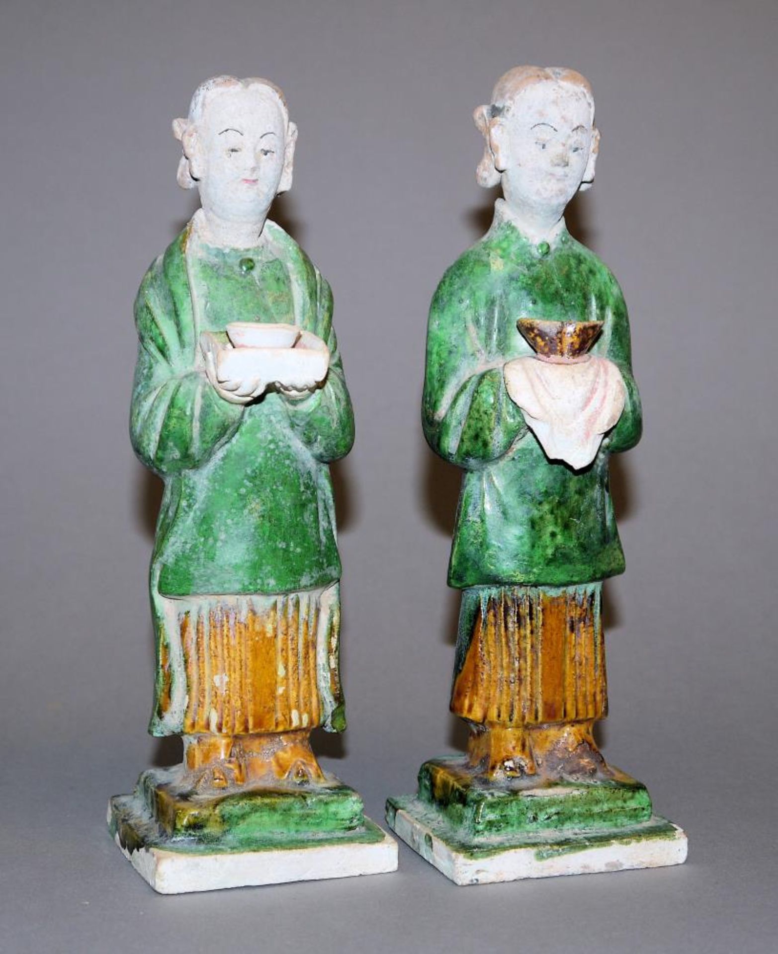 Paar Mingqi-Figuren aus Sancai-Keramik, Ming-Zeit, China ca. 14. – 16. Jh. Zwei weibliche