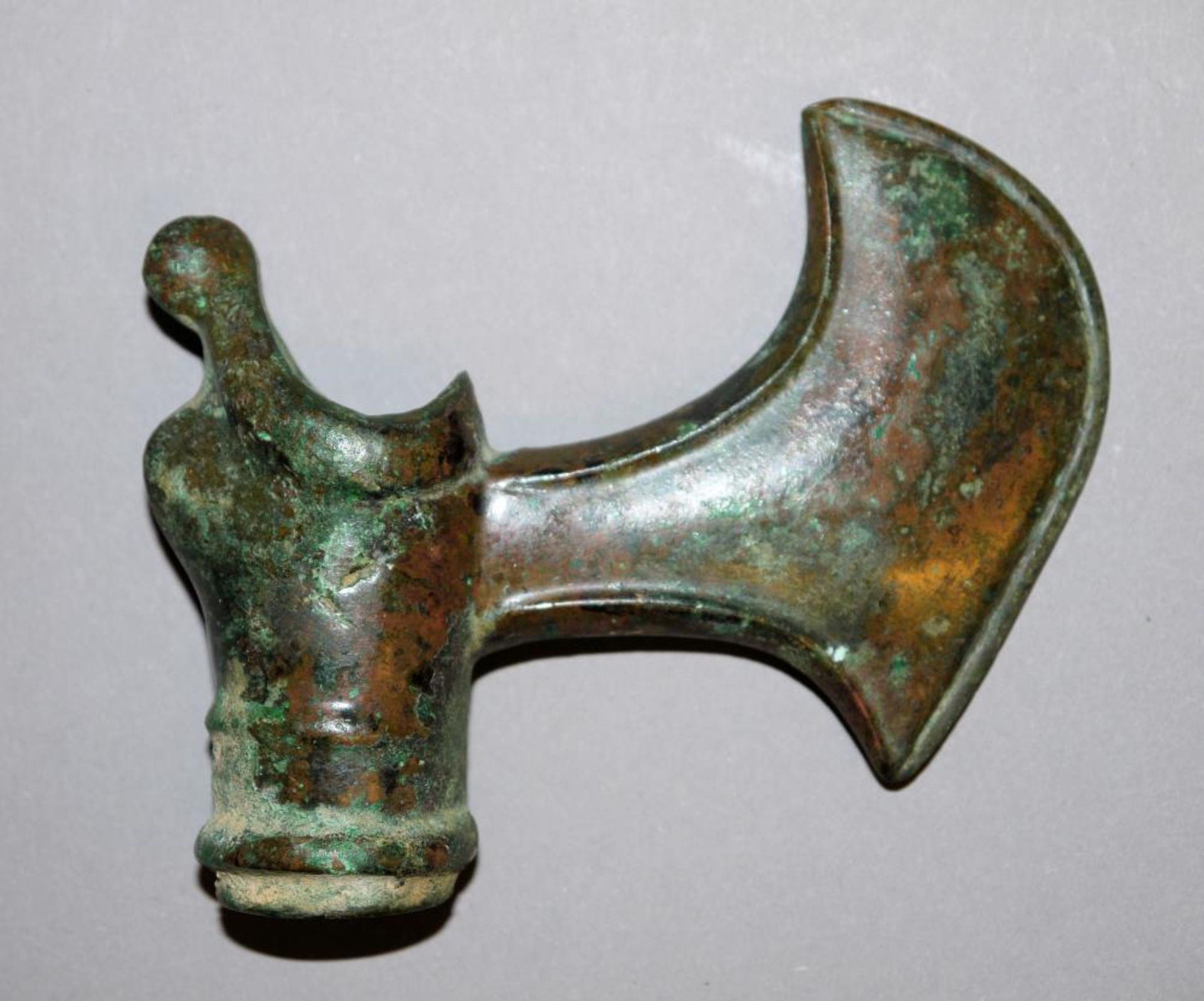 Bronzezeitliche Axtklinge der Luristan-Kultur, Persien, ca. 12. – 7. Jh. v. Chr. Axtkopf mit