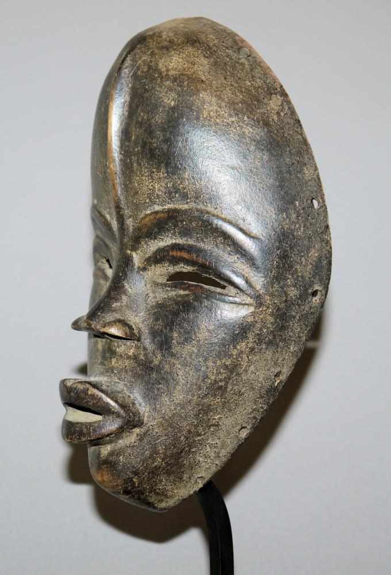 Maske der Dan, Liberia/Elfenbeinküste Maske mit geschlitzten Augen, prominenter Lippenpartie und - Bild 2 aus 3