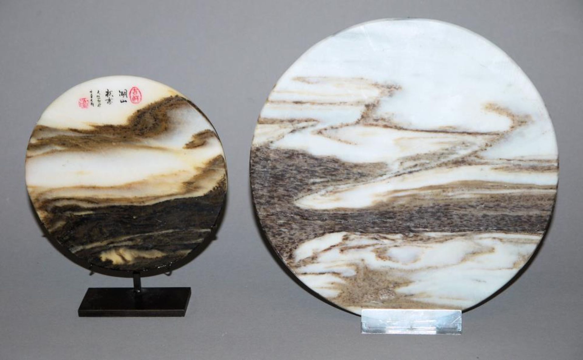 Zwei Gelehrtenstein-Scheiben, China 20. Jh. Zwei Landschaftssteine aus Marmor, flache