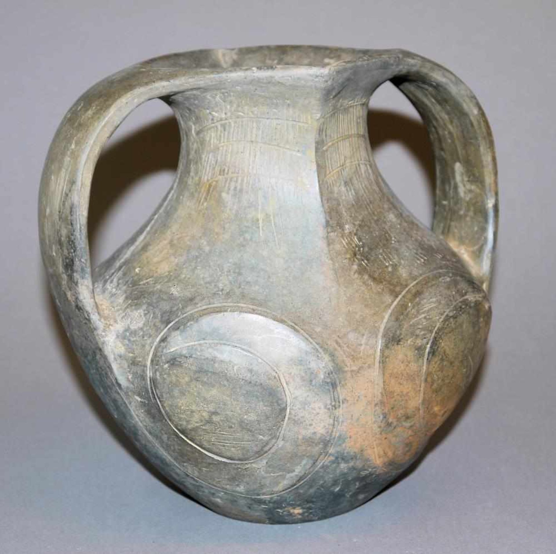 Lifan-Henkelgefäß der Han-Zeit, China 2. Jh. v. – 2. Jh. n. Chr. Amphorengefäß aus dunklem Ton, zwei