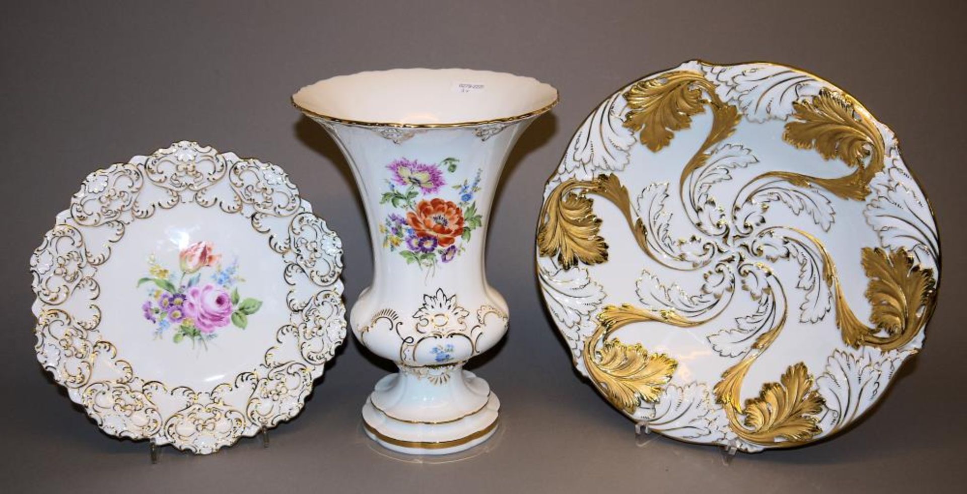 Porzellan Relief-Zierteller, Reliefteller & Vase, um 1920/50 Tiefer Teller mit Akanthusblattdekor im