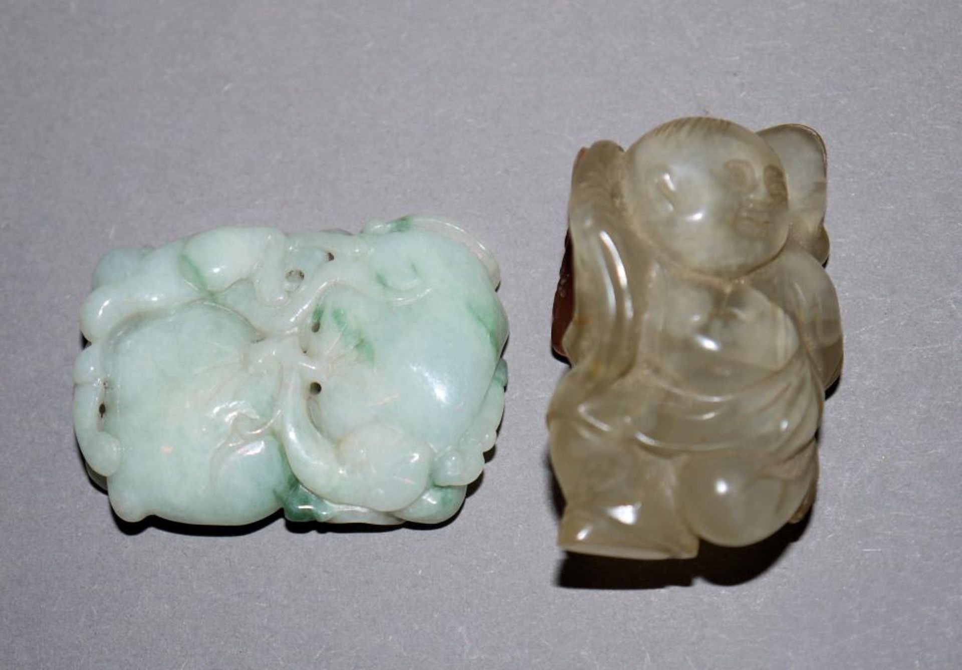 Glücksknabe und Pfirsische, zwei chinesische Amulette aus Quarz und Jade Der Knabe mit Glückskröte