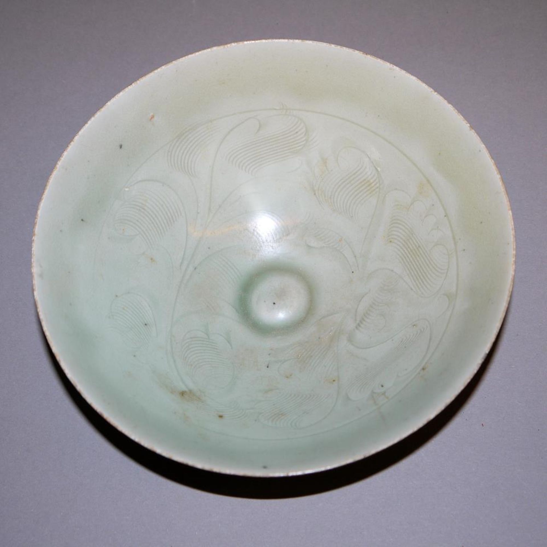 Qingbai-Schale mit gekämmtem Dekor, Song-Dynastie, China, ca. 11./12. Jh. Dünnwandige - Bild 2 aus 3