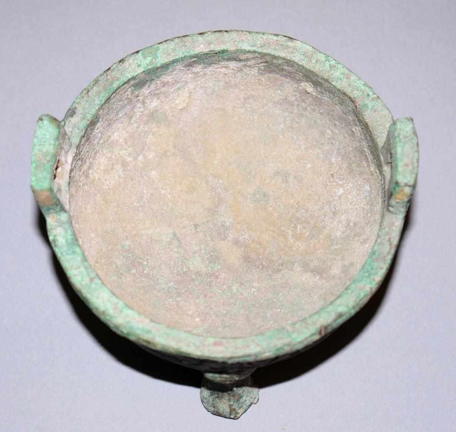 Dreifußgefäß Ding aus Bronze, Östl. Zhou-Dynastie, China, 8. – 3. Jh. v. Chr. Kleines Gefäß der Form - Image 2 of 3