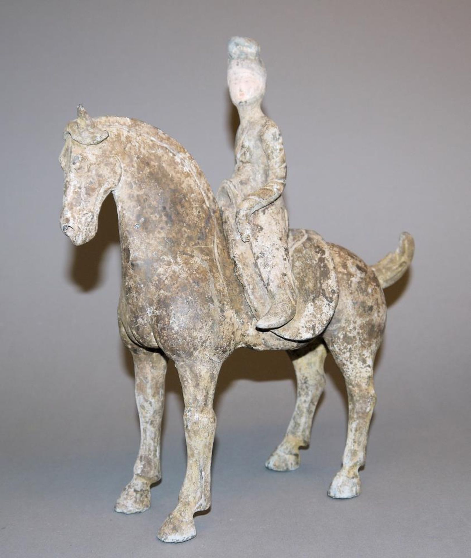 Pferd mit Reiterin, Terracotta-Plastik der Tang-Dynastie, China, 7. – 9. Jh. Das Pferd in