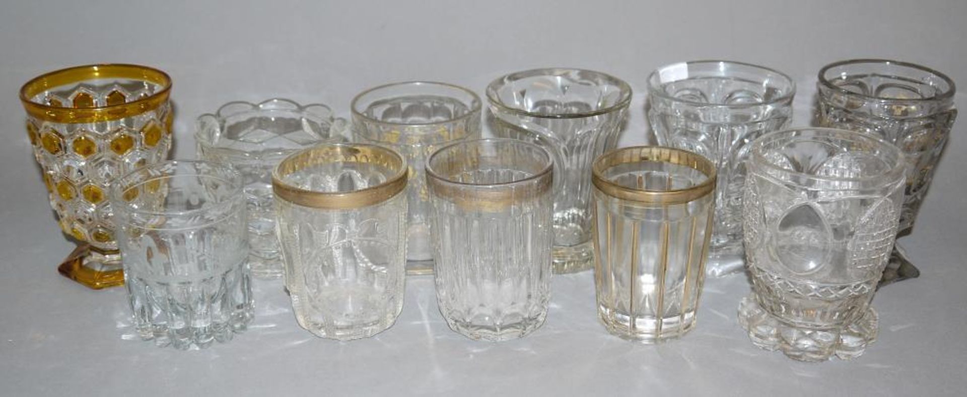 Sammlungs-Nachlass: 11 Becher aus Pressglas, Böhmen, 19. Jh. Farbloses Glas, einmal teilweise