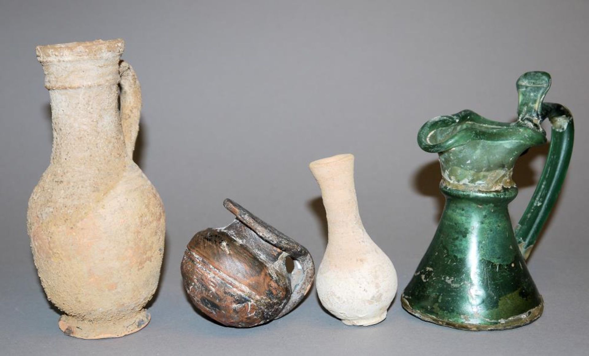 Hellenistischer Aryballos, 1. Jh. v.Chr., römische Tonflasche, 1.-2.Jh., römische Glas-Oinochoe,