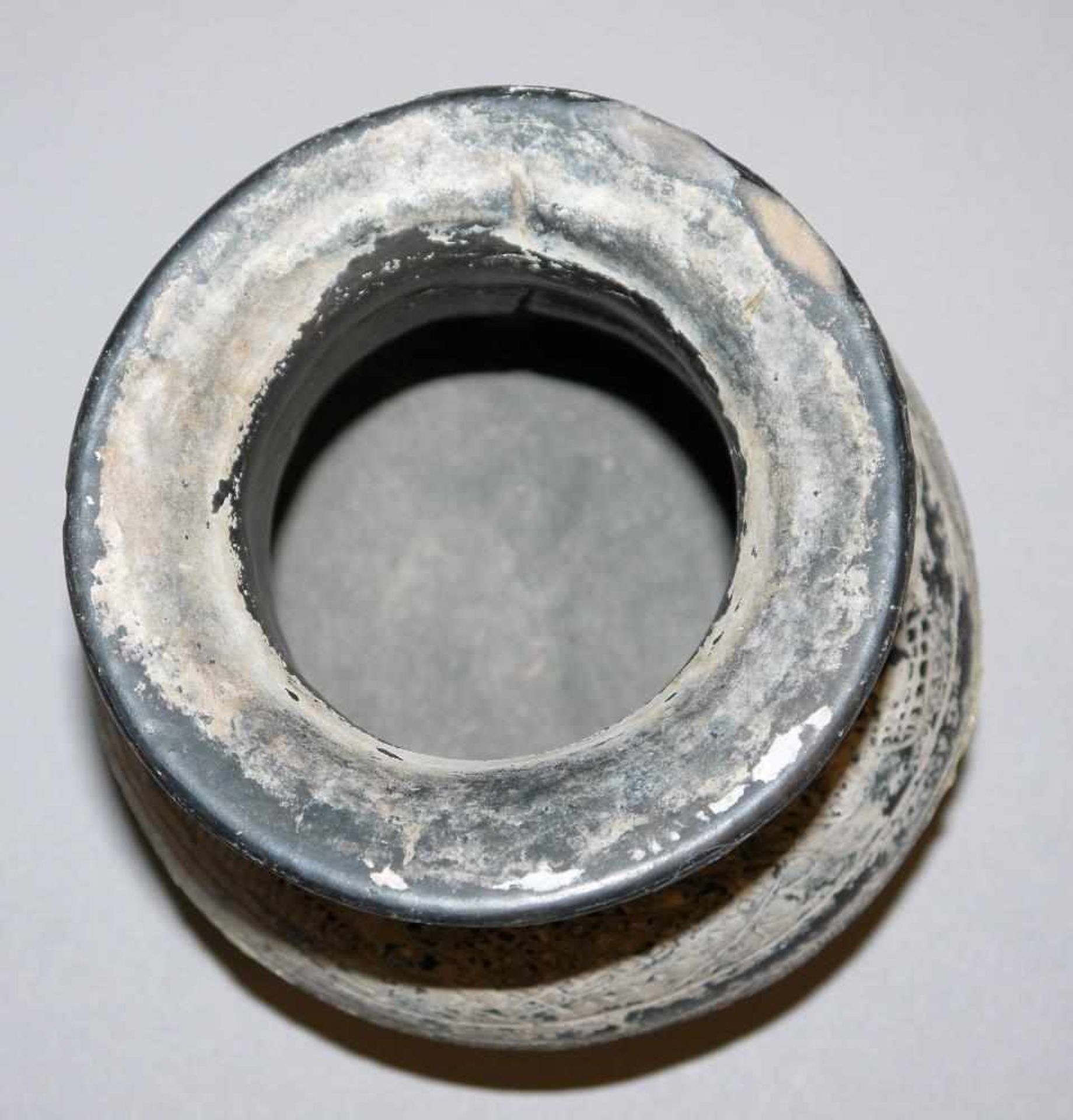 Antikes Dreifuß-Gefäß aus Ton Gefäß aus Ton mit schwarzer Engobe und starker Versinterung, - Image 2 of 3