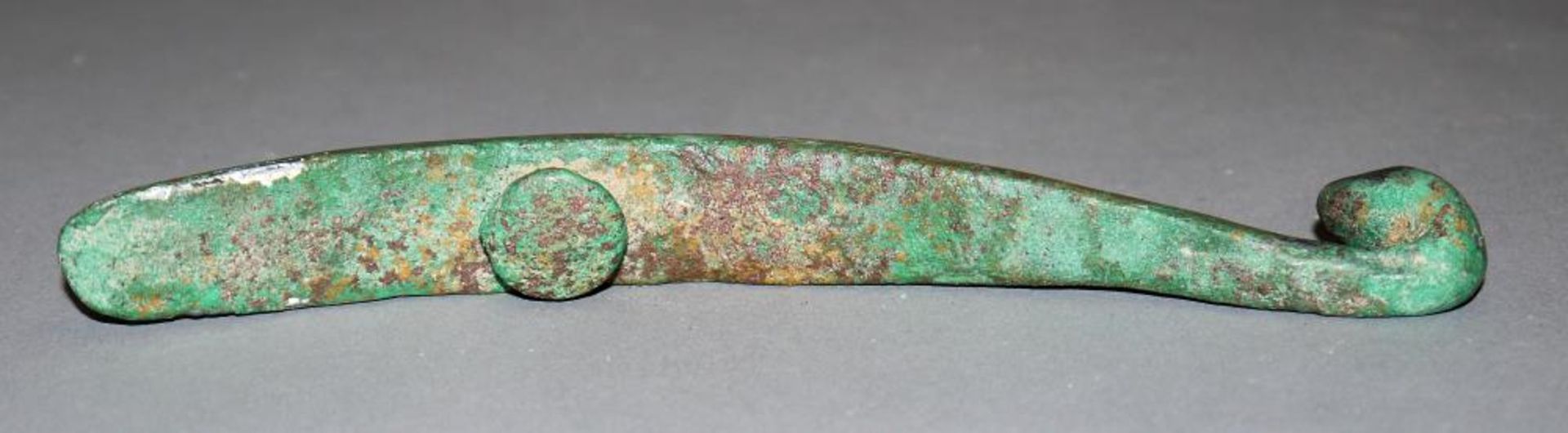 Großer Gürtelhaken aus Bronze, wohl Streitende Reiche oder Han, China 3. Jh. v. Chr. oder später - Image 3 of 3