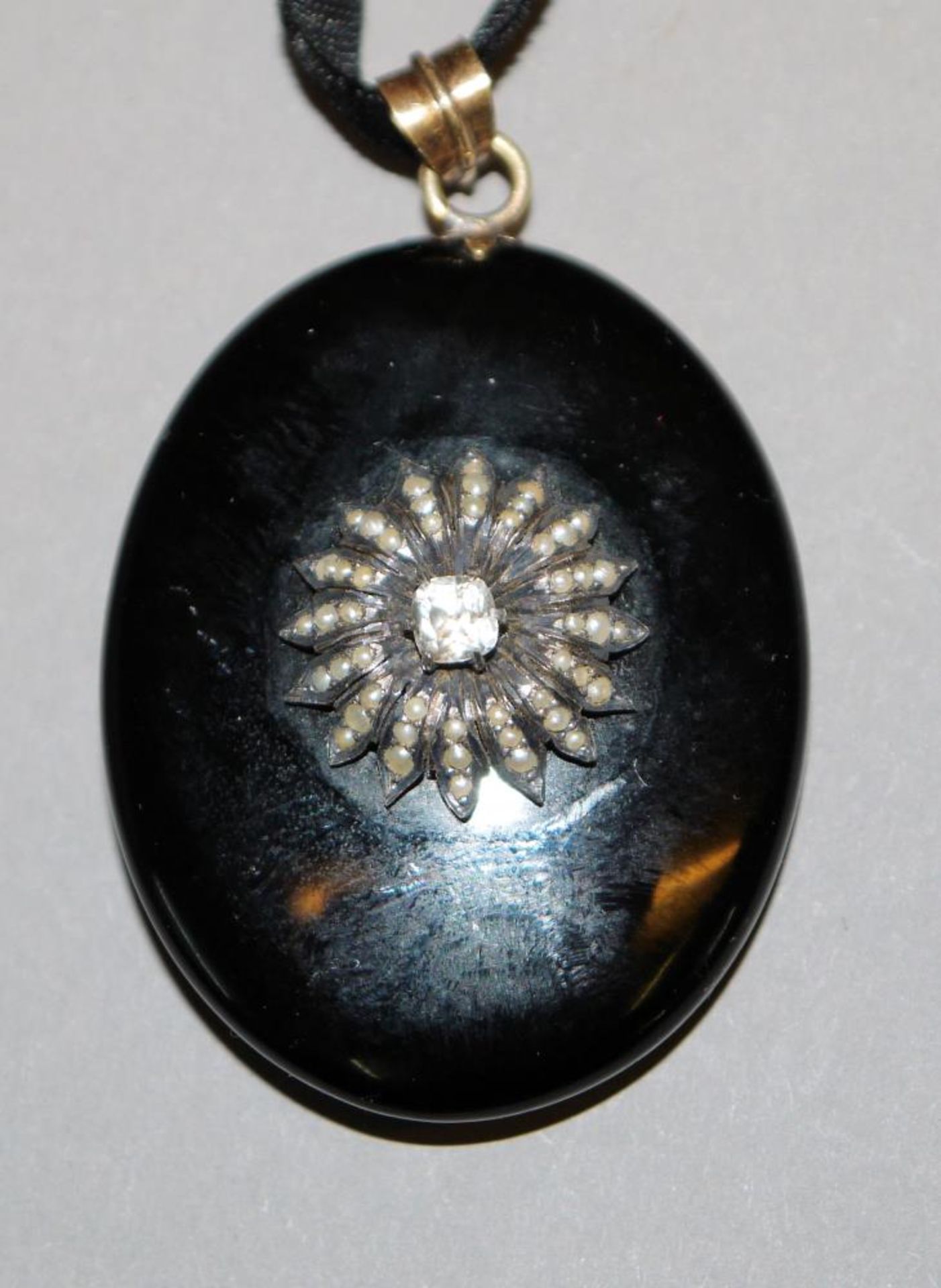 Medaillon-Anhänger aus Onyx mit Perlchen, Gold um 1880, Liebhaberstück! 14kt Gelbgold, gepr., ovales