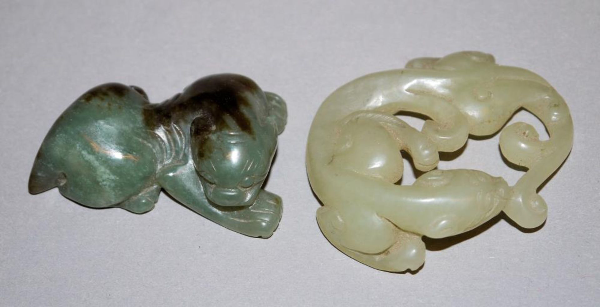 Chilong und Pixiu, zwei chinesische Jadestücke Die ruhenden Fabeltiere aus hell- und dunkelgrünem