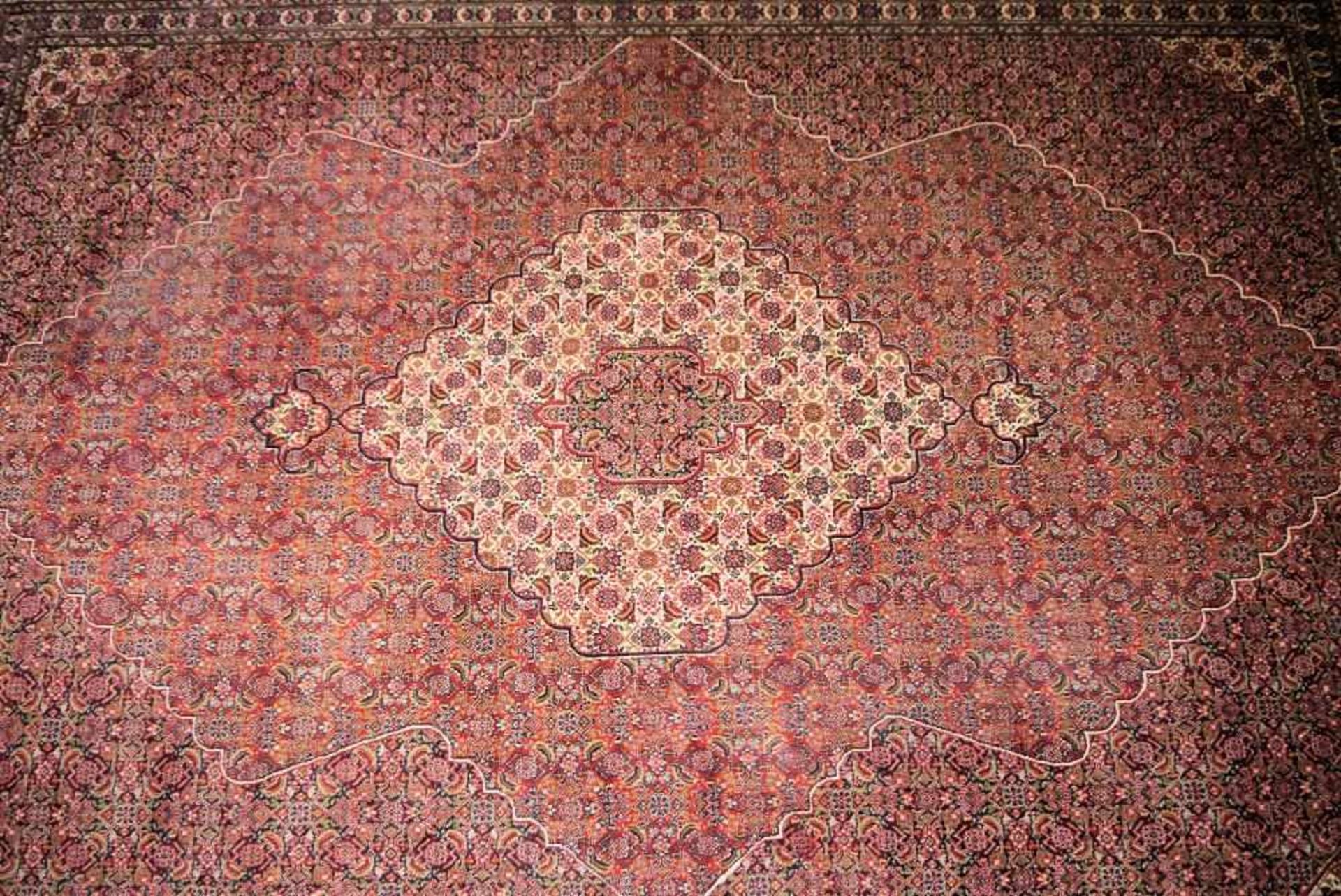 Großer Orientteppich Bidjar, Persien Teppich mit reichem Gartenmuster in Rottönen, Wolle auf - Bild 2 aus 4