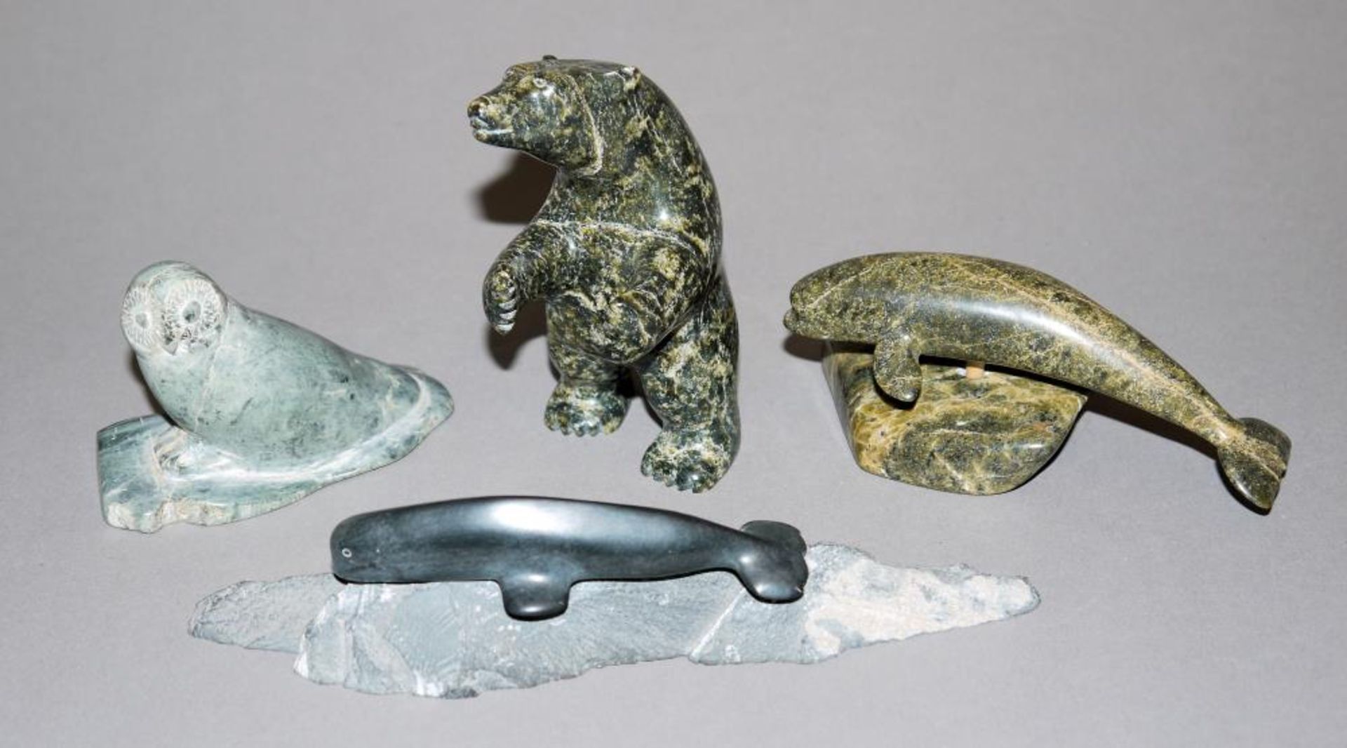 Vier Steinschnitzereien der Inuit, Alaska Delfin aus Serpentin von Johnny Saggiaktok, L 11 cm;