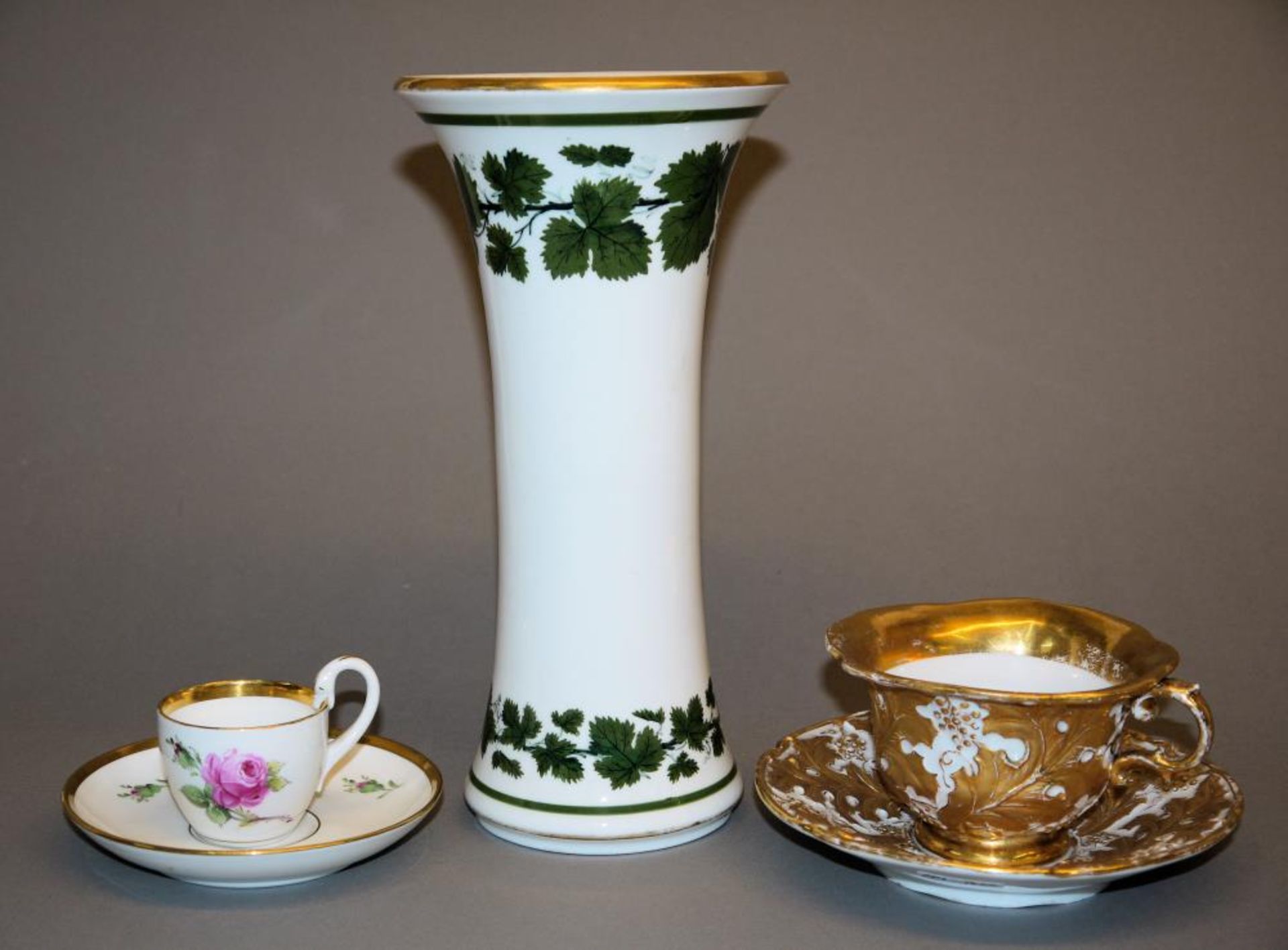 Vase und zwei Tassen, drei Teile Kgl. Meißen um 1900 Porzellanvase mit konkaver Wandung und
