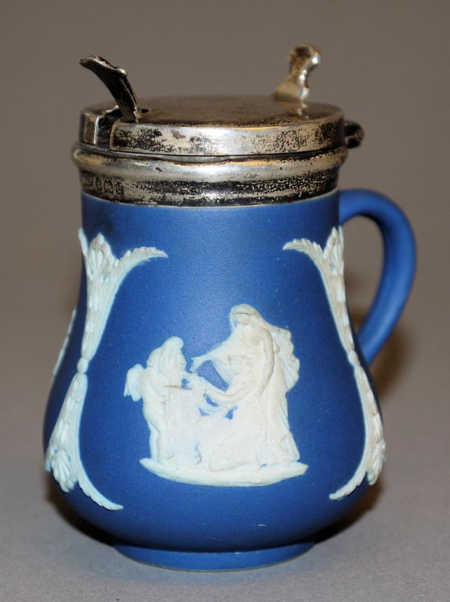 Senftöpfchen mit Silbermontur, Wedgwood, England 1904 Kleines Jasperware-Gefäß mit antiken Szenen,