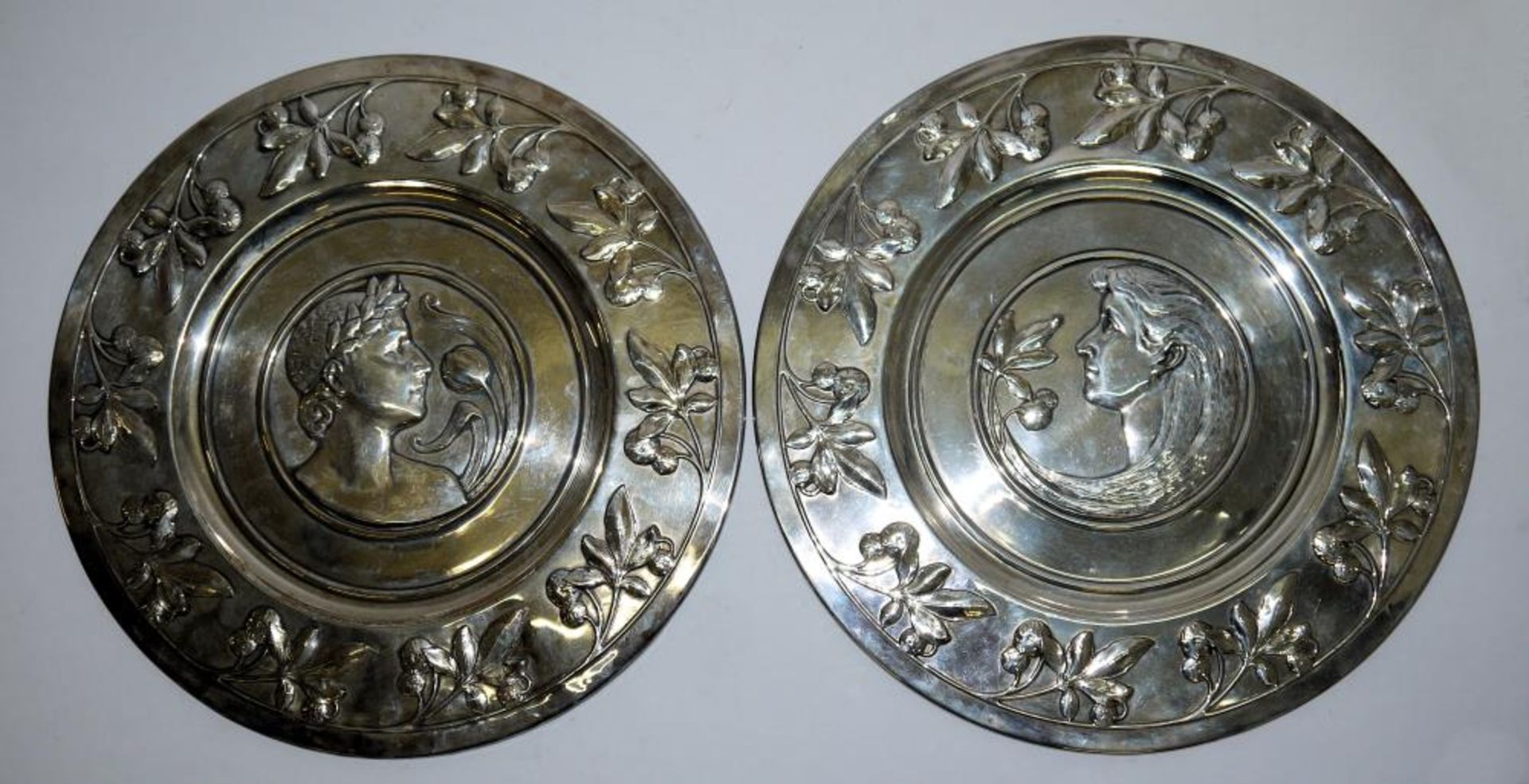 Paar Jugendstil-Wandmedaillons, versilbert, WMF, Geislingen um 1900 Paar runde Wandplatten,