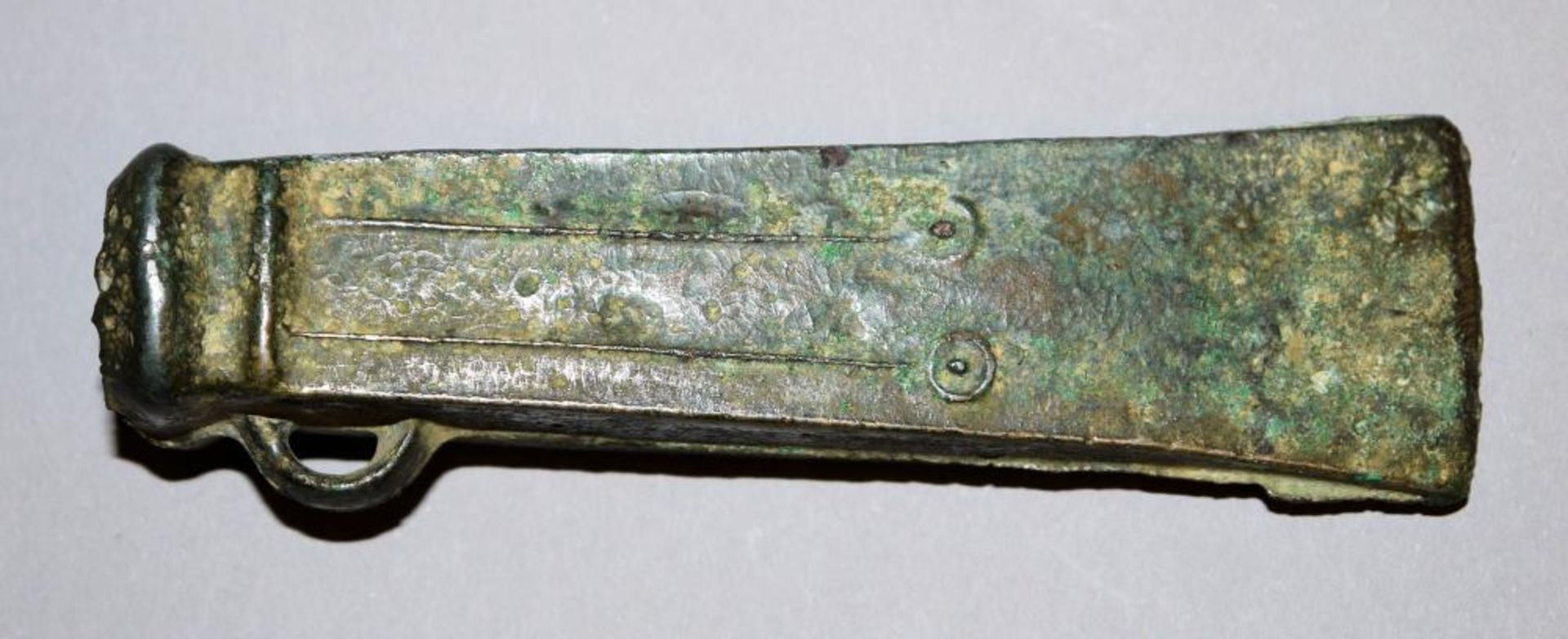 Zwei bronzezeitliche Axtklingen der Bretagne & Syrien/Palästina, 2. – 1. Jt. v. Chr. Axtklinge des - Image 3 of 4