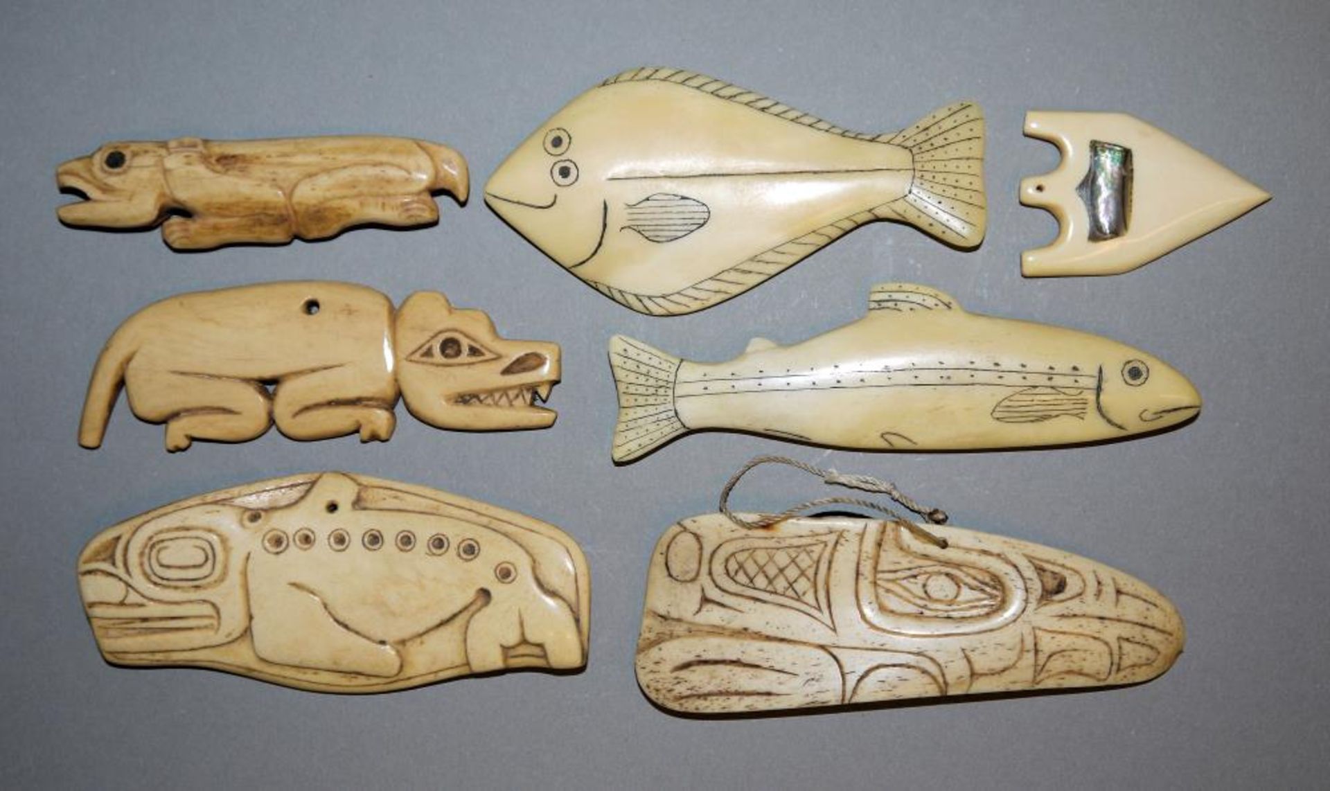 Sieben Amulette der Tlingit- oder Haida-Indianer, Kanada Schamanen- Amulette in Formen von Orca-Wal,