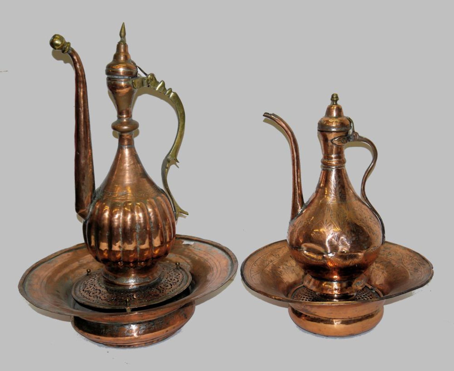 Zwei Wasserkannen „ibrik“ auf Becken, Kupfer, osmanisch, spätes 19. Jh./um 1900 Zwei birnförmige