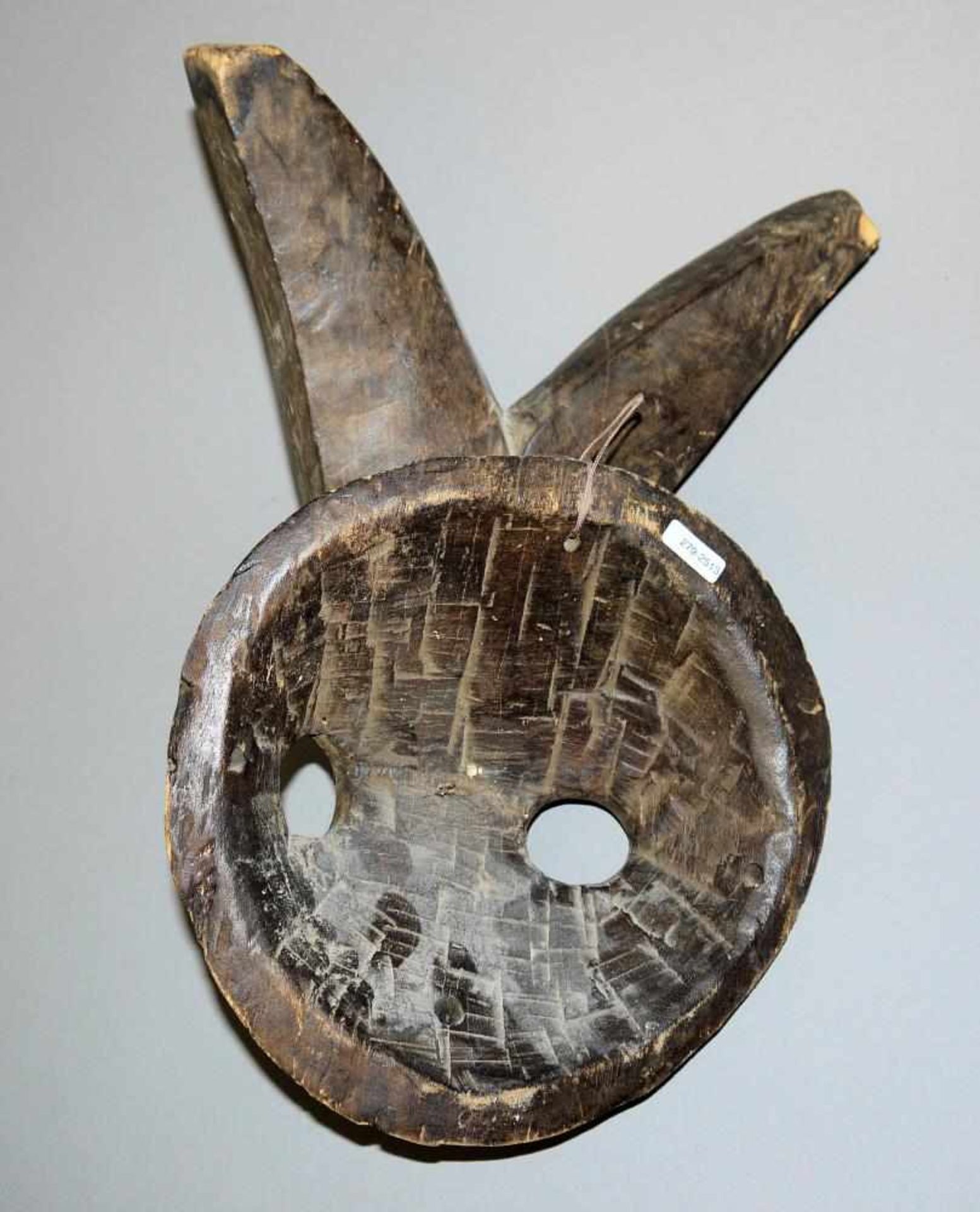 Zoomorphe Maske der Ogoni, Nigeria Maske mit runden Augenhöhlen und Tubusmund, die Nase in ein - Bild 2 aus 2