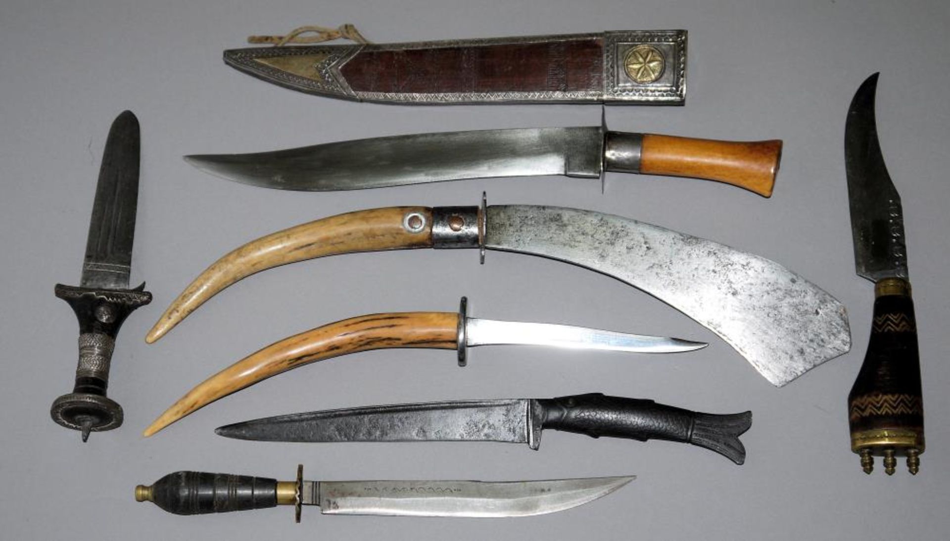 Sieben traditionelle Schlag- und Stichwaffen unterschiedlicher Provenienzen Gebrauchsmesser aus