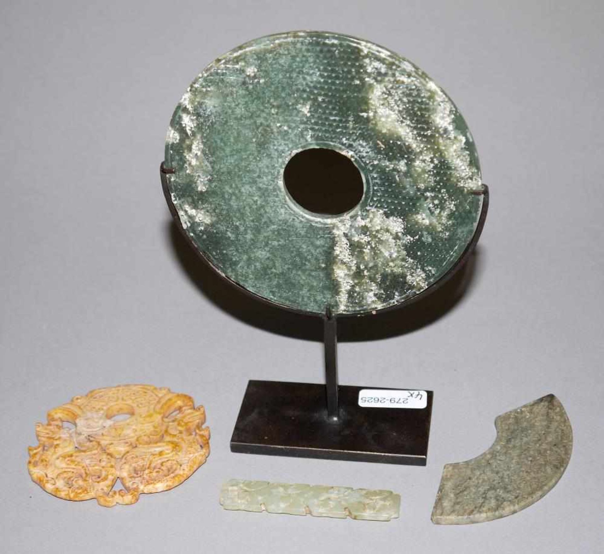 Vier chinesische Jadestücke nach archaischen Vorbildern, nicht aus der Periode Bi-Scheibe aus