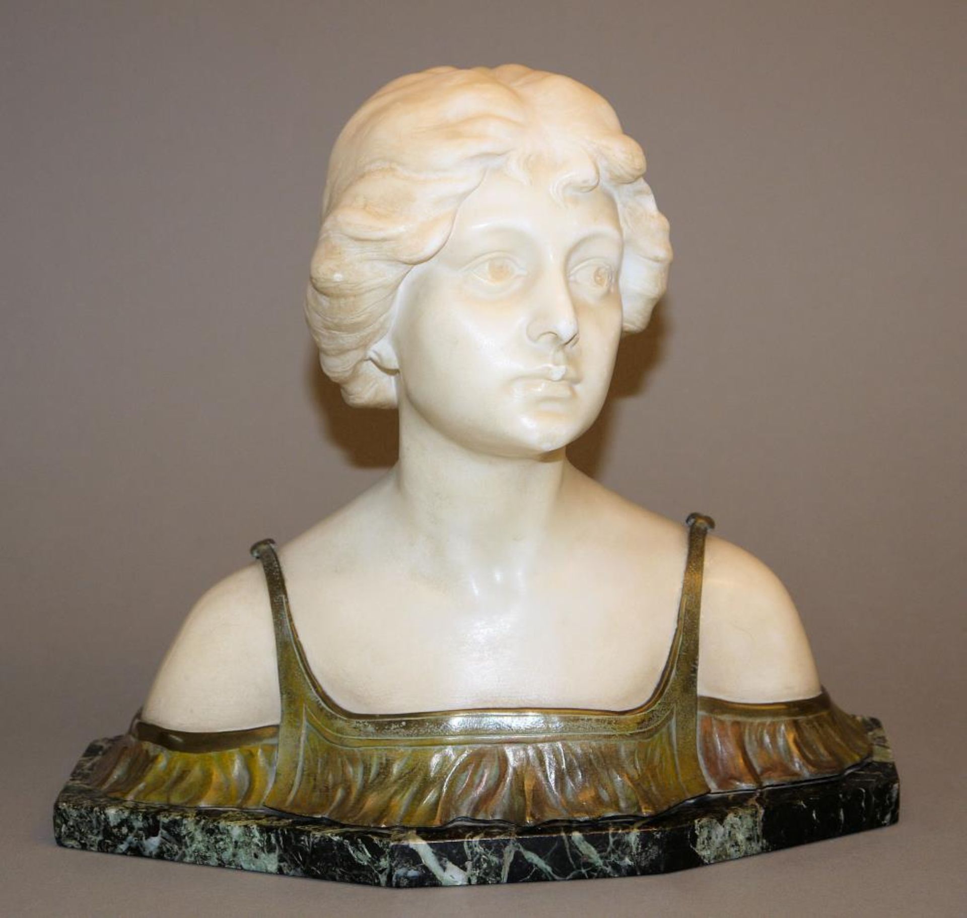Büste einer Jugendstil-Schönheit, Alabaster und Bronze, Gießerei Schumacher Osterode 1906 Junge Frau