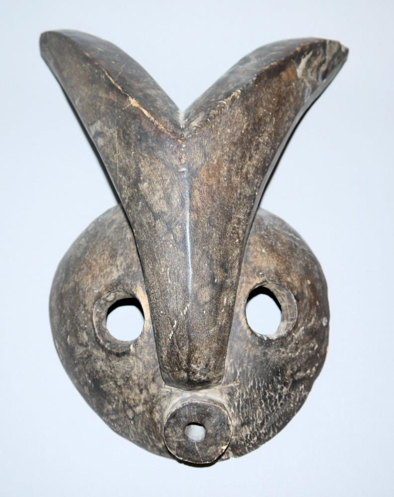 Zoomorphe Maske der Ogoni, Nigeria Maske mit runden Augenhöhlen und Tubusmund, die Nase in ein