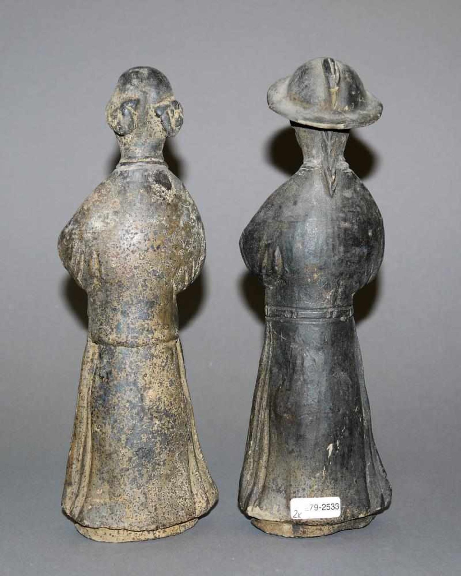 Mingqi-Figurenpaar der Yuan-Dynastie, China 13. – 14. Jh. Grabfiguren-Paar aus schwarz gebranntem - Bild 2 aus 3