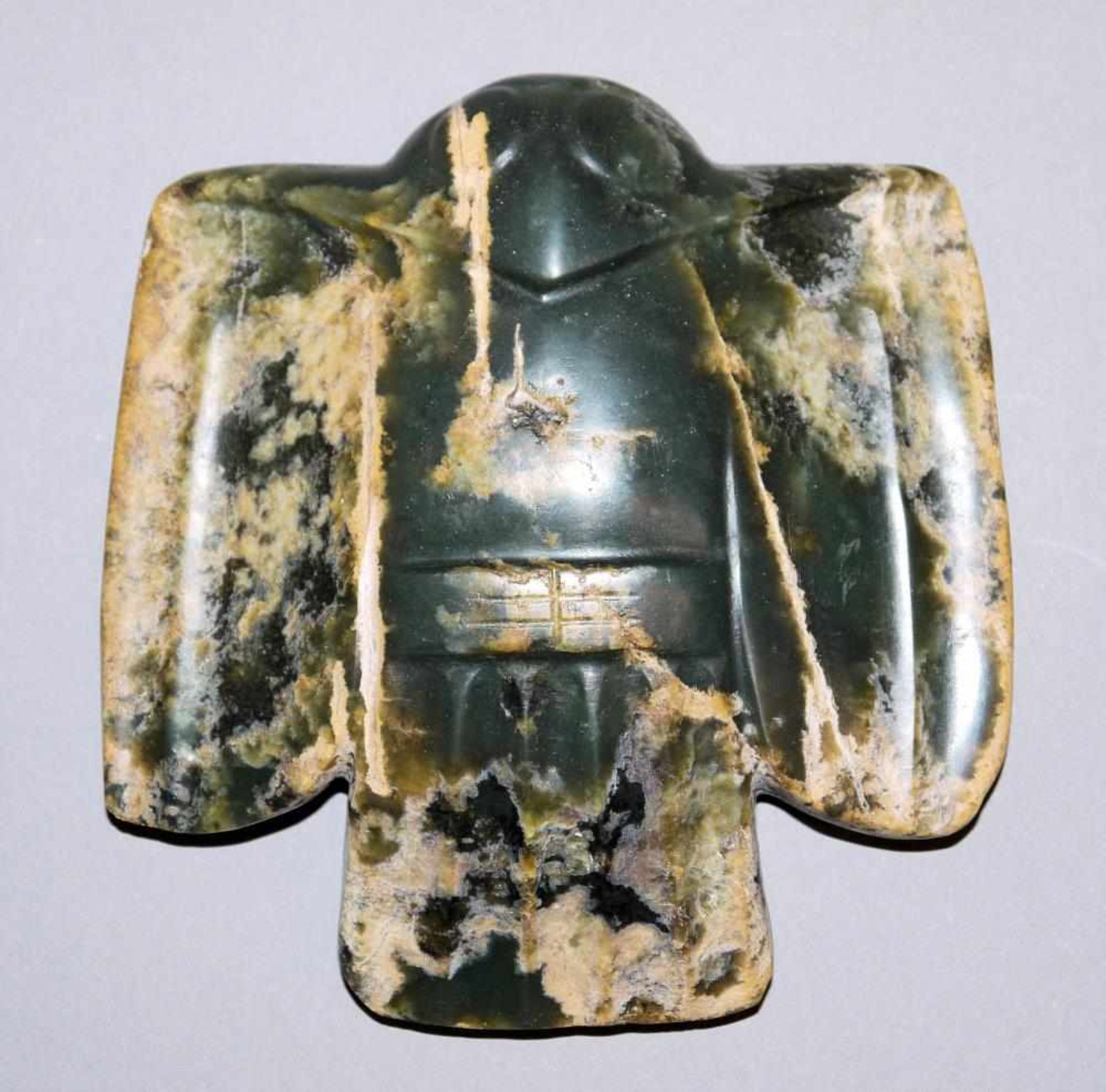 Jade-Adler, wohl Hongshan-Kultur, China 4.-3. Jt. v. Chr. Amulett in stilisierter Adlerform,