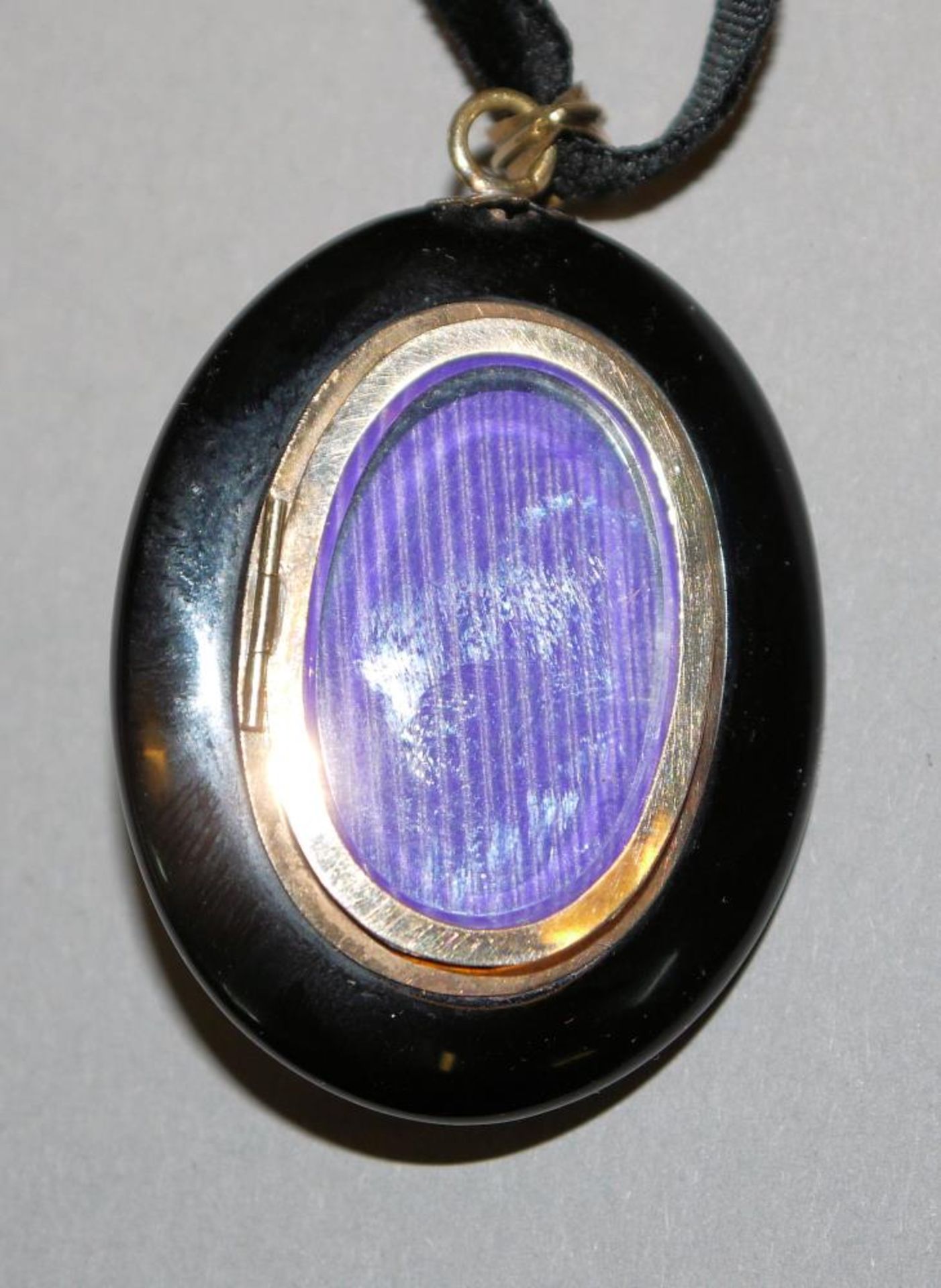 Medaillon-Anhänger aus Onyx mit Perlchen, Gold um 1880, Liebhaberstück! 14kt Gelbgold, gepr., ovales - Image 2 of 2