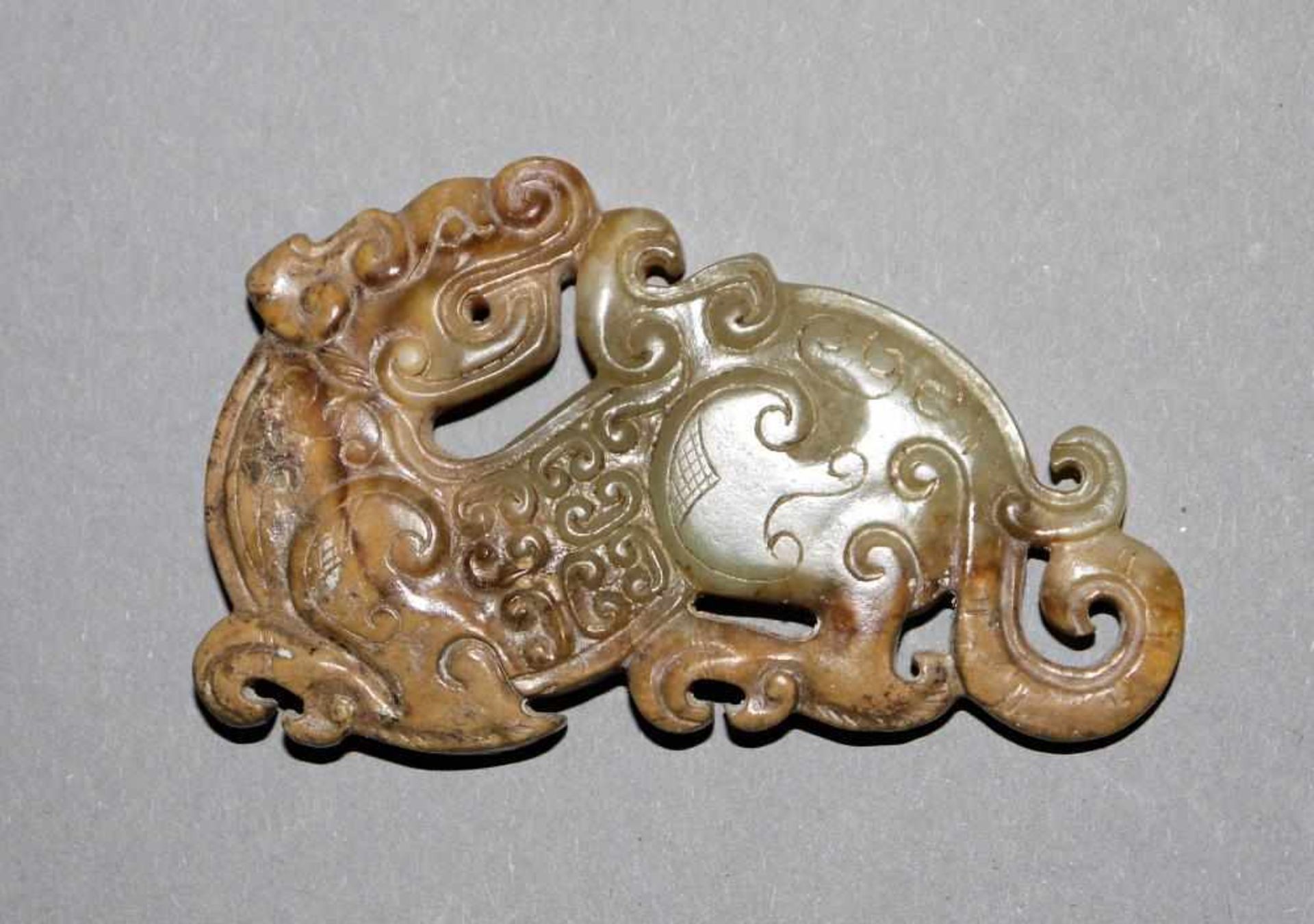 Feines Jade-Amulett eines Pixiu oder Drachen, Zeit der Östl. Zhou, China 5. - 3. Jh. v. Chr.