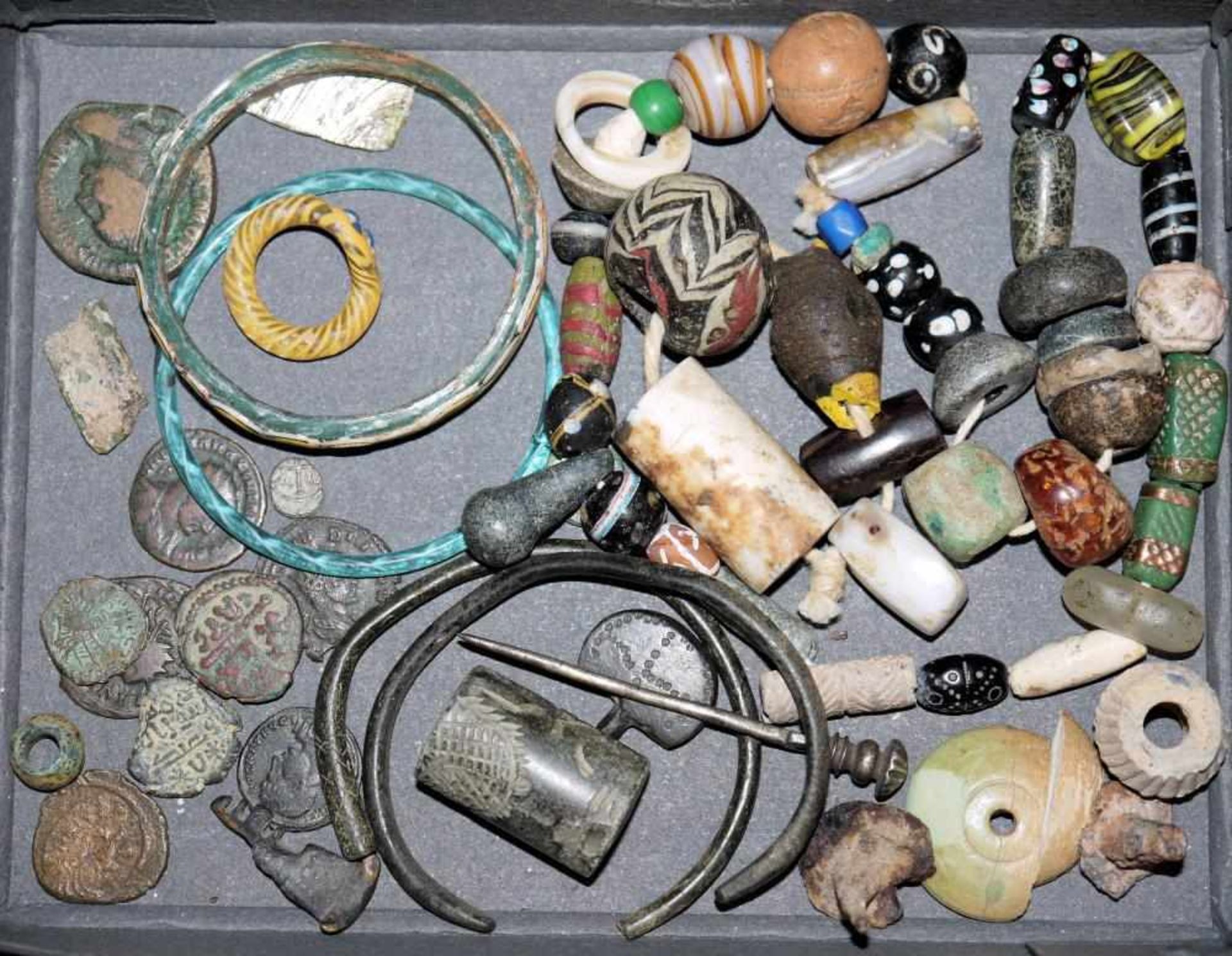 Sammlung antike Glas-/Steinperlen, Glas-u. Bronze-Armreifen u. Ring, Münzen, neuassyrisches