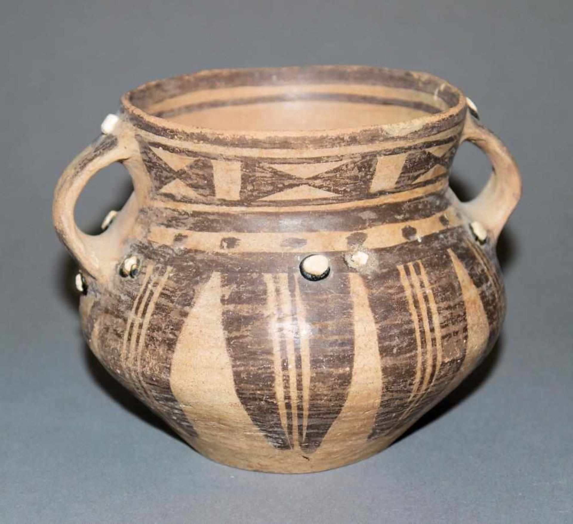 Neolithisches Henkelgefäß, Yangshao-Kultur, China, ca. 3. Jt. v. Chr. Keramikgefäß aus hellbraunem - Bild 2 aus 3