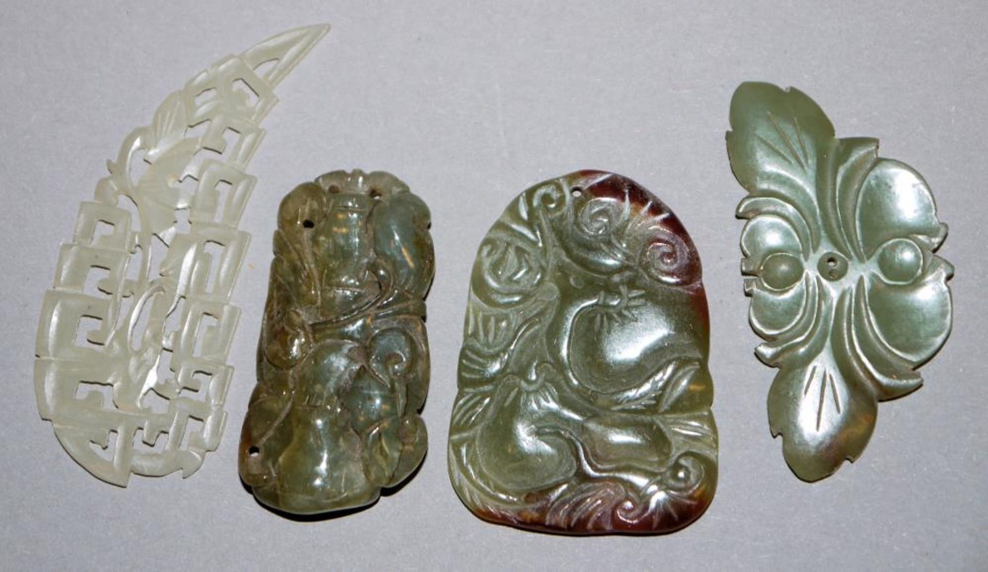 Früchte, Schmetterling und Blatt, vier chinesische Jade-Amulette Aubergine mit ansitzenden