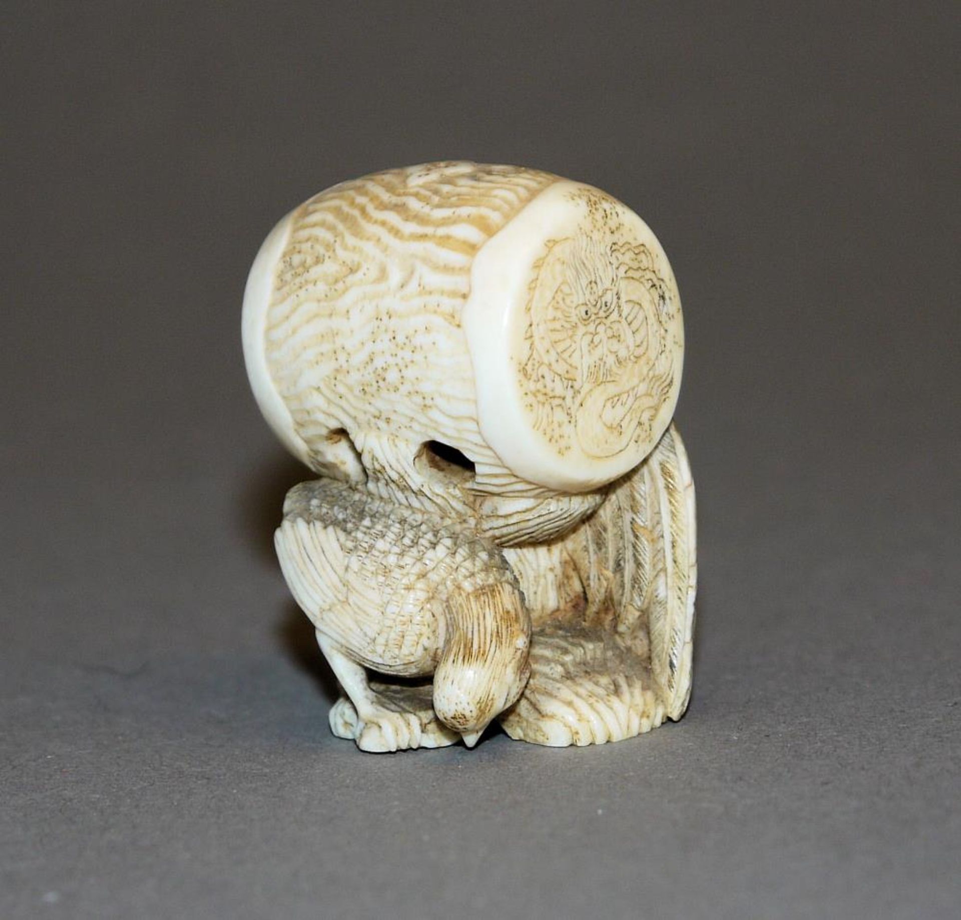 Hühnerpaar und Trommel, Elfenbein-Netsuke der Meiji/Taisho-Zeit, Japan, Anfang 20. Jh. Hahn und - Bild 2 aus 3